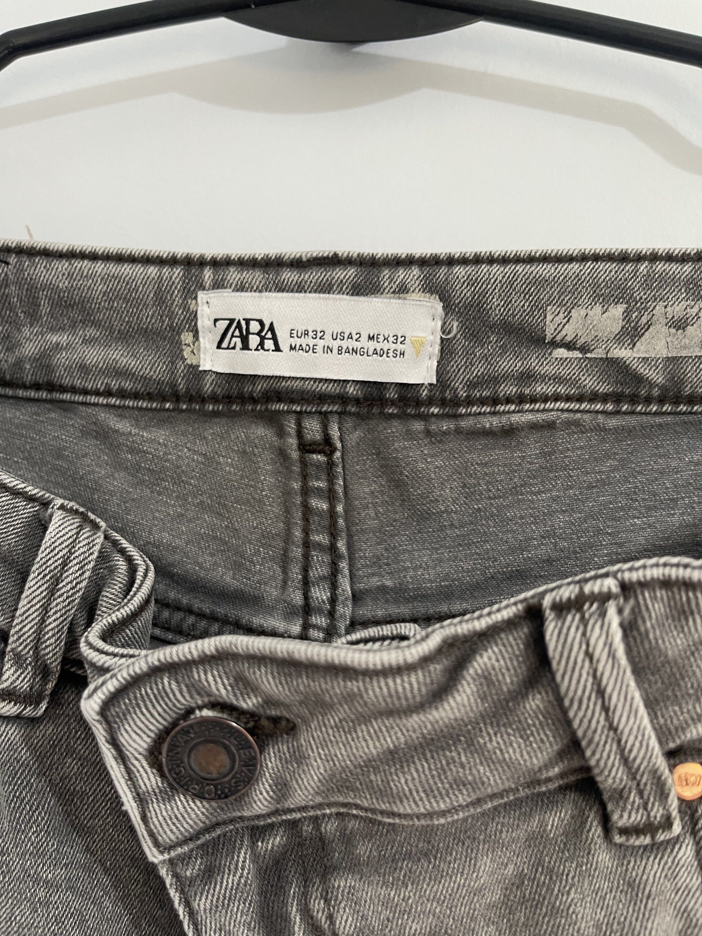 Zara Gray Jeans (Category: Jeans) located in Taguig. Submitted by cs4lt (Listing ID 1421156593, Image 2). Description: - Zara gray jeans - High-waisted - Size: EUR32, USA2, MEX32 - Made in Bangladesh - Button closure - Front and back pockets - Solid gray color.