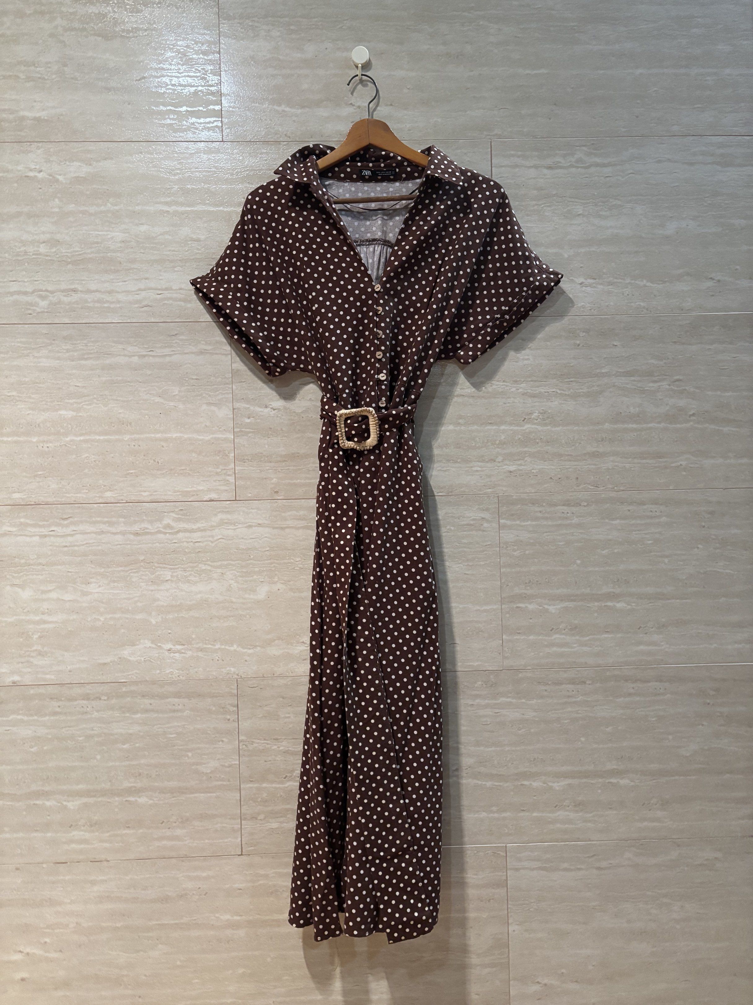 Zara Polka Dot Dress (Category: Dresses) located in Quezon City. Submitted by fesionguru (Listing ID 1421250086, Image 2). Description: - worn 3x - Zara polka dot dress - Size: L - Features: - Collared neckline - Short sleeves - Button-down front - Midi length - Side slit - Includes matching belt with gold-colored buckle - Made in Morocco.