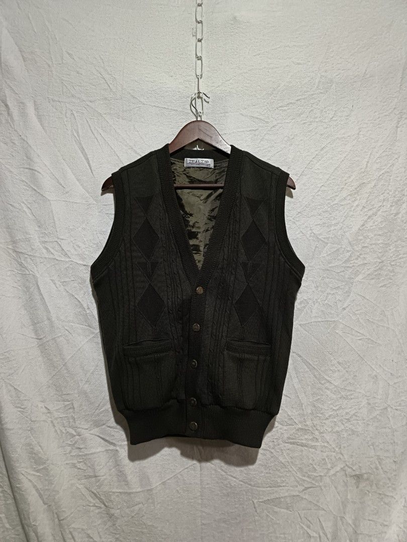 Zealzip Pure New Wool Vest (Category: Vests) located in Narra. Submitted by davidddyyy (Listing ID 1421144331, Image 2). Description: - Zealzip dark green vest - Made of pure new wool - Features a button-up front - Two front pockets - Stylish diamond pattern - Ribbed hem for a snug fit - Fully lined for comfort - Dry clean only - Made in Japan -480+sf.