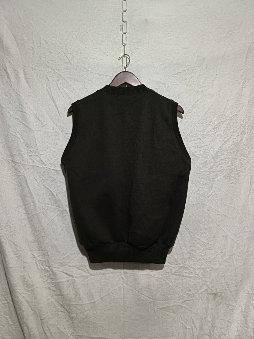 Zealzip Pure New Wool Vest (Category: Vests) located in Narra. Submitted by davidddyyy (Listing ID 1421144331, Image 3). Description: - Zealzip dark green vest - Made of pure new wool - Features a button-up front - Two front pockets - Stylish diamond pattern - Ribbed hem for a snug fit - Fully lined for comfort - Dry clean only - Made in Japan -480+sf.
