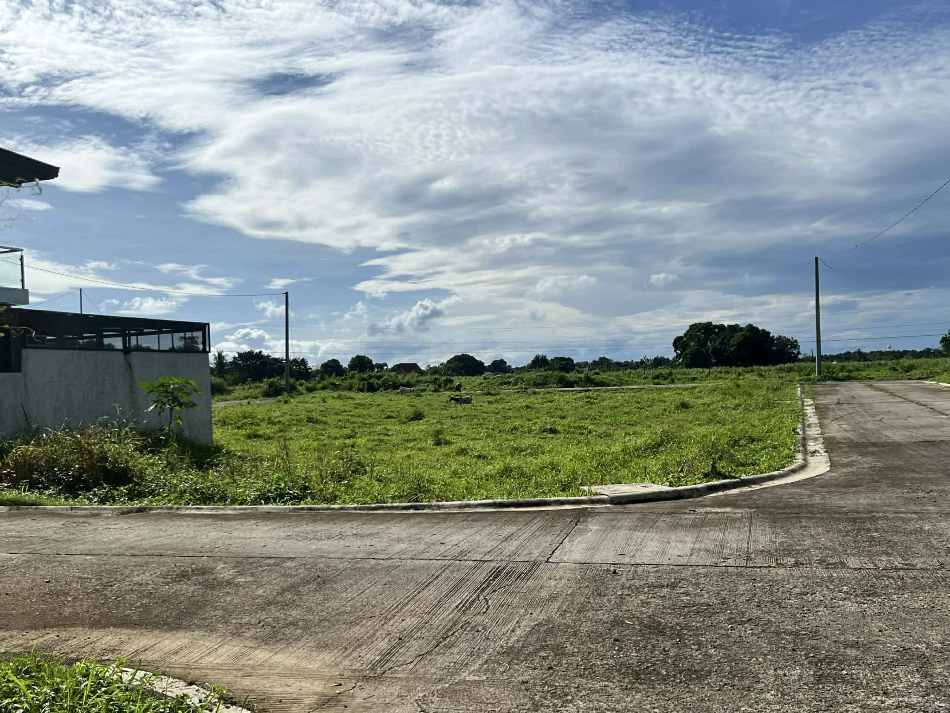 136sqm LOT @ Martina Residences (Category: Lot) located in Angeles City. Submitted by xxjxt (Listing ID 1421406082, Image 1). Description: Martina Residences, Tuy, Batangas 136sqm CORNER LOT.