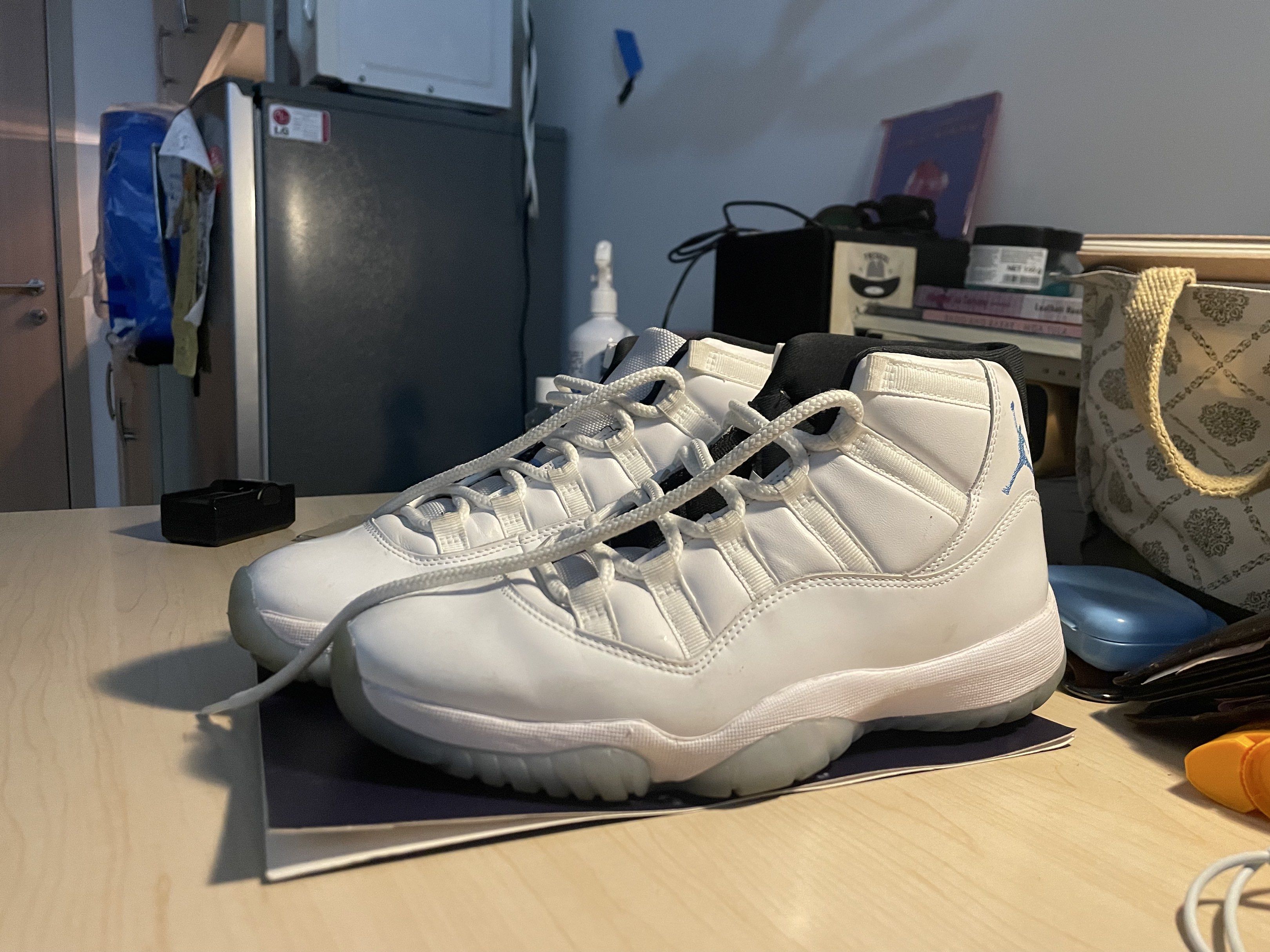 Air Jordan 11 Retro White/Legend Blue (Category: Sneakers) located in Santa Rosa. Submitted by thatbrokeboy (Listing ID 1421361397, Image 2). Description: Twice Used 100% authentic.