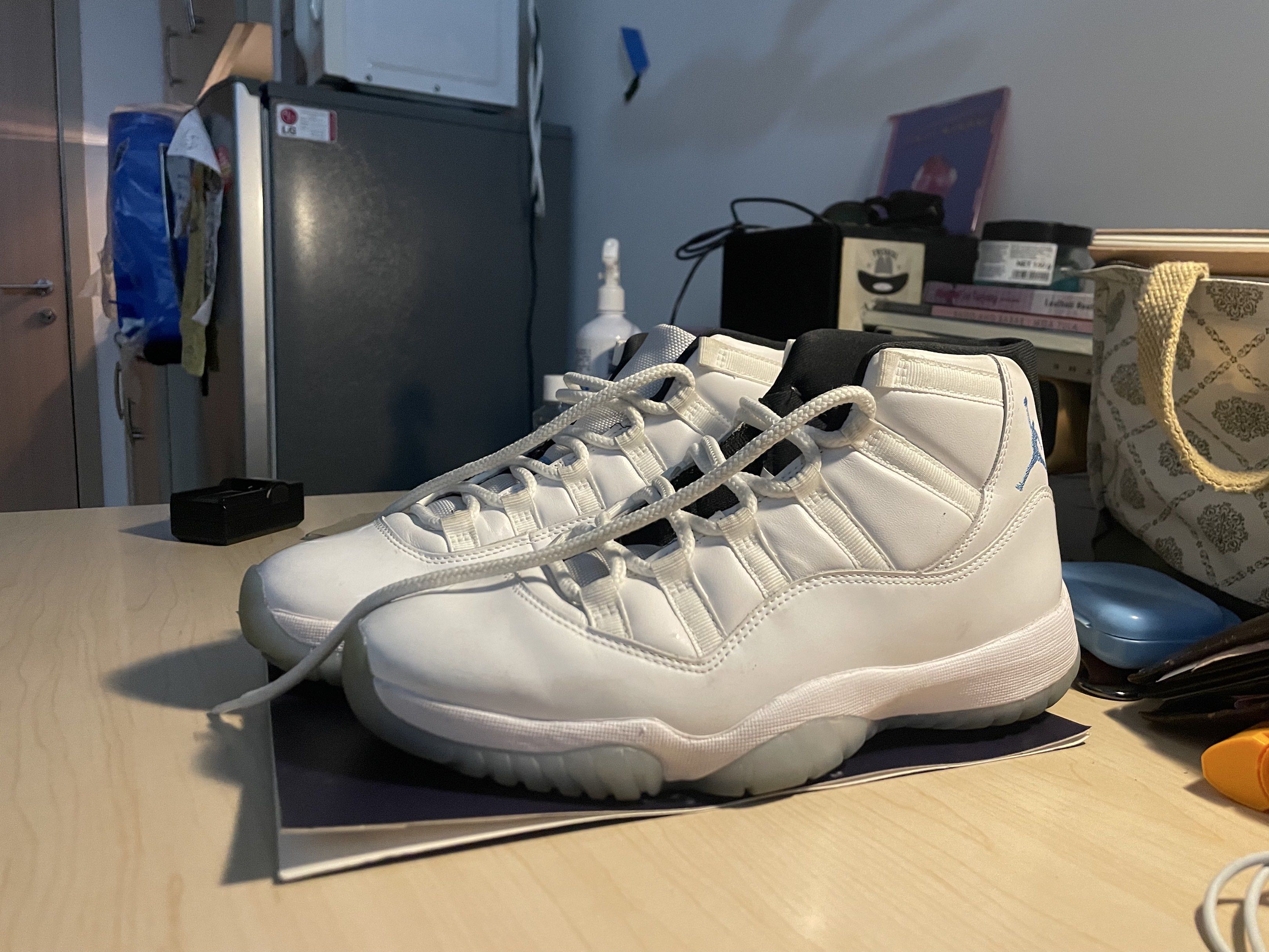 Air Jordan 11 Retro White/Legend Blue (Category: Sneakers) located in Santa Rosa. Submitted by thatbrokeboy (Listing ID 1421361397, Image 3). Description: Twice Used 100% authentic.