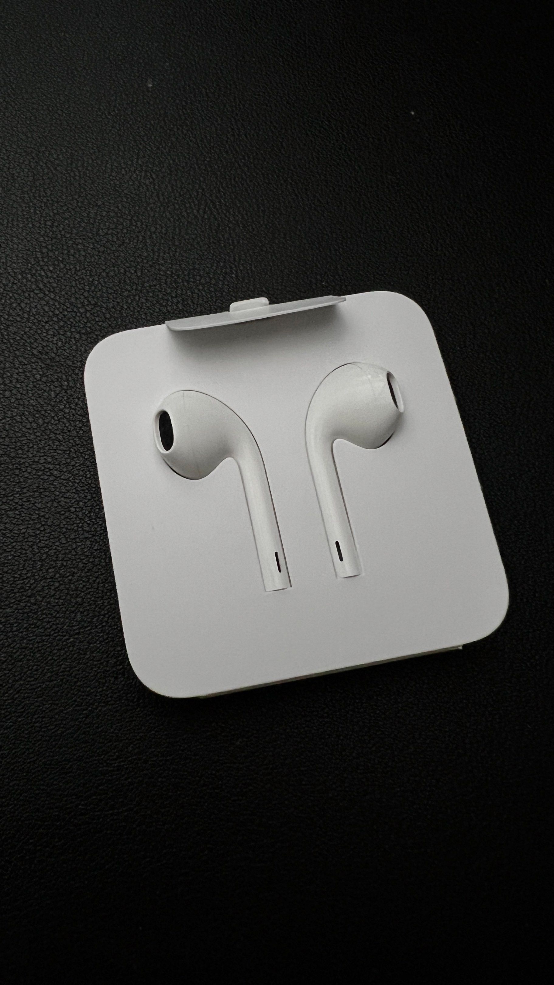 Apple EarPods (Category: Earphones) located in San Fernando. Submitted by matorres_26 (Listing ID 1421387471, Image 1). Description: - Genuine Apple EarPods - Brand new, in original packaging - Classic white color - Ergonomic design for comfortable fit - Built-in remote for volume adjustment and music control.