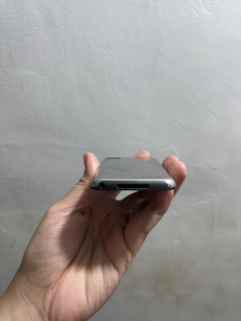 Apple iPod Touch 1st gen 8gb (1) (Category: Portable Music Players) located in Manila. Submitted by apple_siri (Listing ID 1421420697, Image 3). Description: Issue di ma restore sa itunes kayo bahala pwede nyong for parts or display unit good condition buttons battery matagal malowbat .