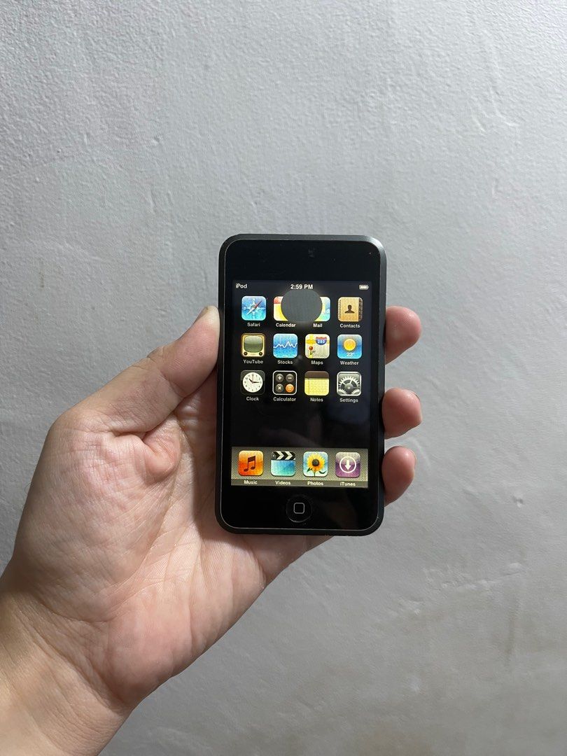 Apple iPod Touch 1st gen 8gb (1) (Category: Portable Music Players) located in Manila. Submitted by apple_siri (Listing ID 1421420697, Image 2). Description: Issue di ma restore sa itunes kayo bahala pwede nyong for parts or display unit good condition buttons battery matagal malowbat .