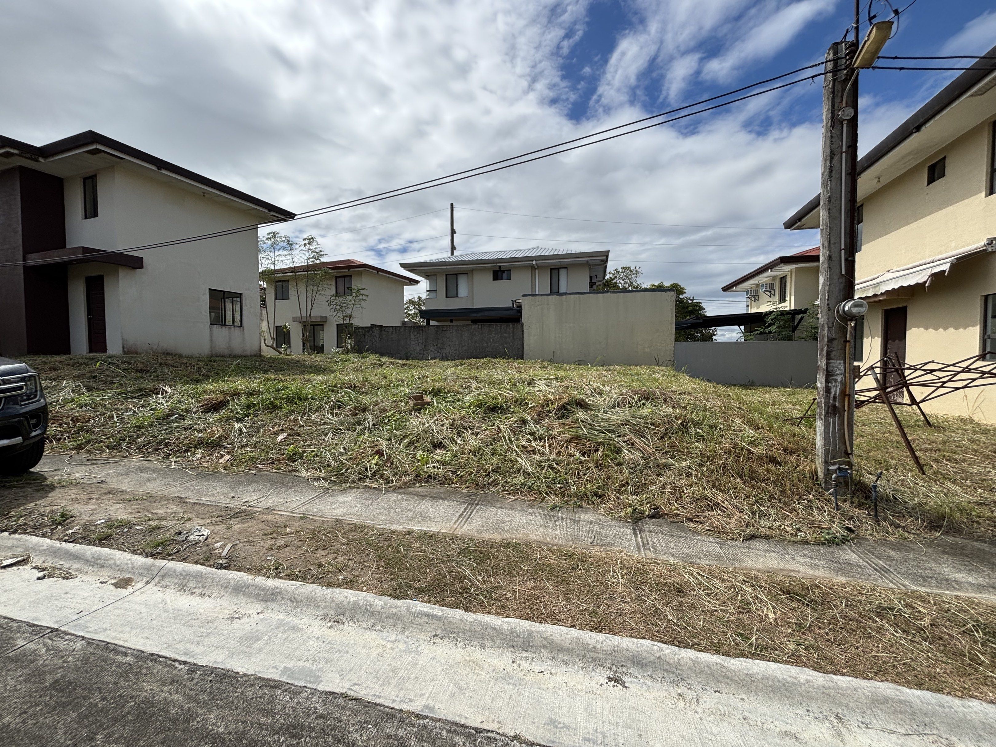 Avida Woodhill Settings Nuvali lot (Category: Lot) located in Manila. Submitted by chanxs (Listing ID 1421358438, Image 2). Description: Good deal Avida Woodhill Settings Nuvali east facing lot. Location is very near the park and walking distance to the clubhouse and amenity area. Price negotiable for serious buyers..