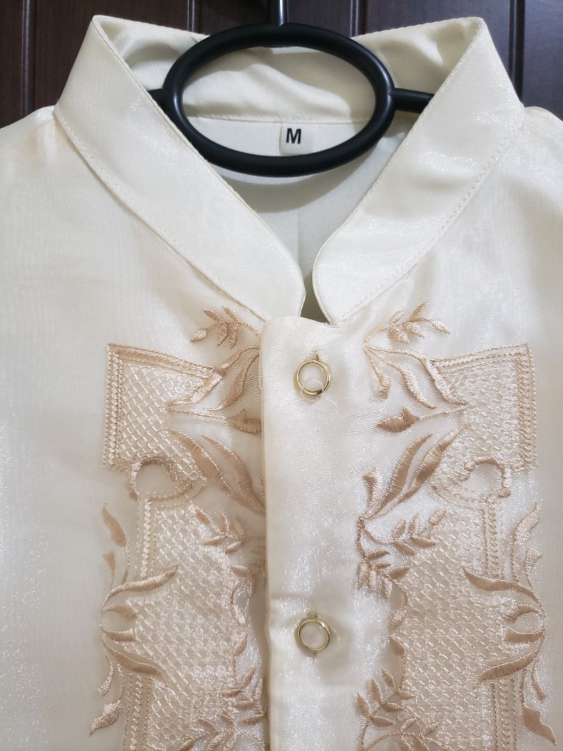 Barong Tagalog - Cream with Embroidery - Medium (Category: Formal Shirts) located in Makati City. Submitted by akukaselabs (Listing ID 1421366547, Image 2). Description: Embroidered Barong Tagalog Chinese Collar Cream Large 📏 Measurements (+/-3cm) Chest: 51cm pit-to-pit Length: 69 cm Sleeves: 58 CM RFS: Decluttering Location: Fairlane Residences, Kapitolyo Pasig Shipping: Buyer shoulders fee.