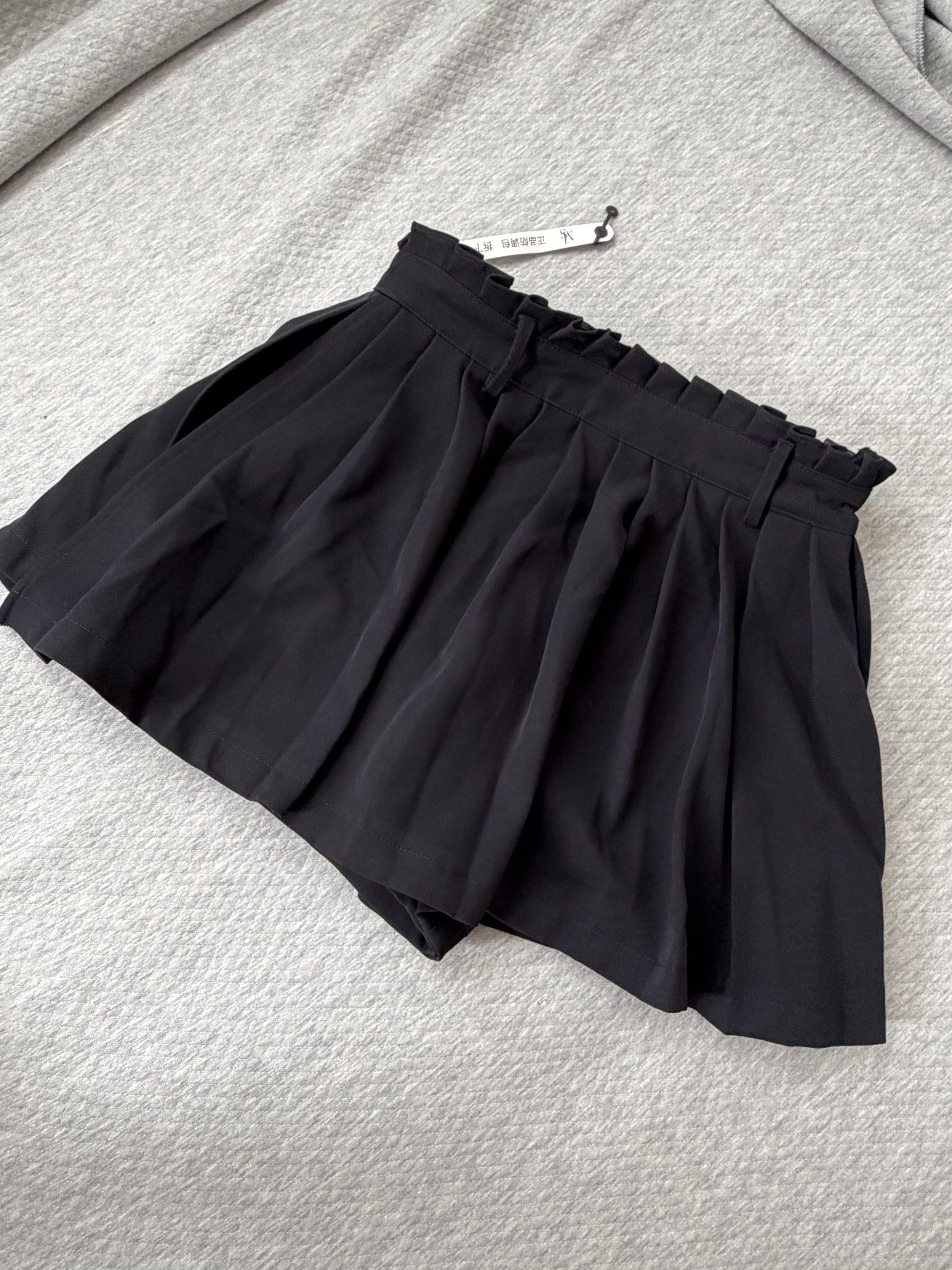 BKK HQ Black Skorts (Category: Shorts) located in Manila. Submitted by qfayeeeee (Listing ID 1421340054, Image 1). Description: Size: It says large but runs small Waist - 28" laid flat Length - 14" Heavy Material - MIMIUS black pleated shorts - Size: L - High-waisted design - Ruffled waistband - Back zipper closure - Built-in lining - Includes washing instructions.