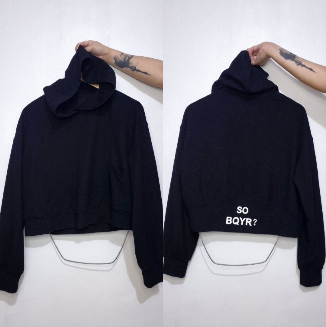Black Cropped Hoodie pullover with Side Pockets | Size M-L (Category: Coats, Jackets and Outerwear) located in Talavera. Submitted by _erboutique (Listing ID 1421304692, Image 3). Description: Size: Fits M-L (L on tag) - Relaxed, oversized fit with drop shoulders - Cropped length (hits above hips) - Built-in side pockets for convenience - Stretchable fabric for comfort - Hooded design with classic neckline - Solid black color that pairs easily wi