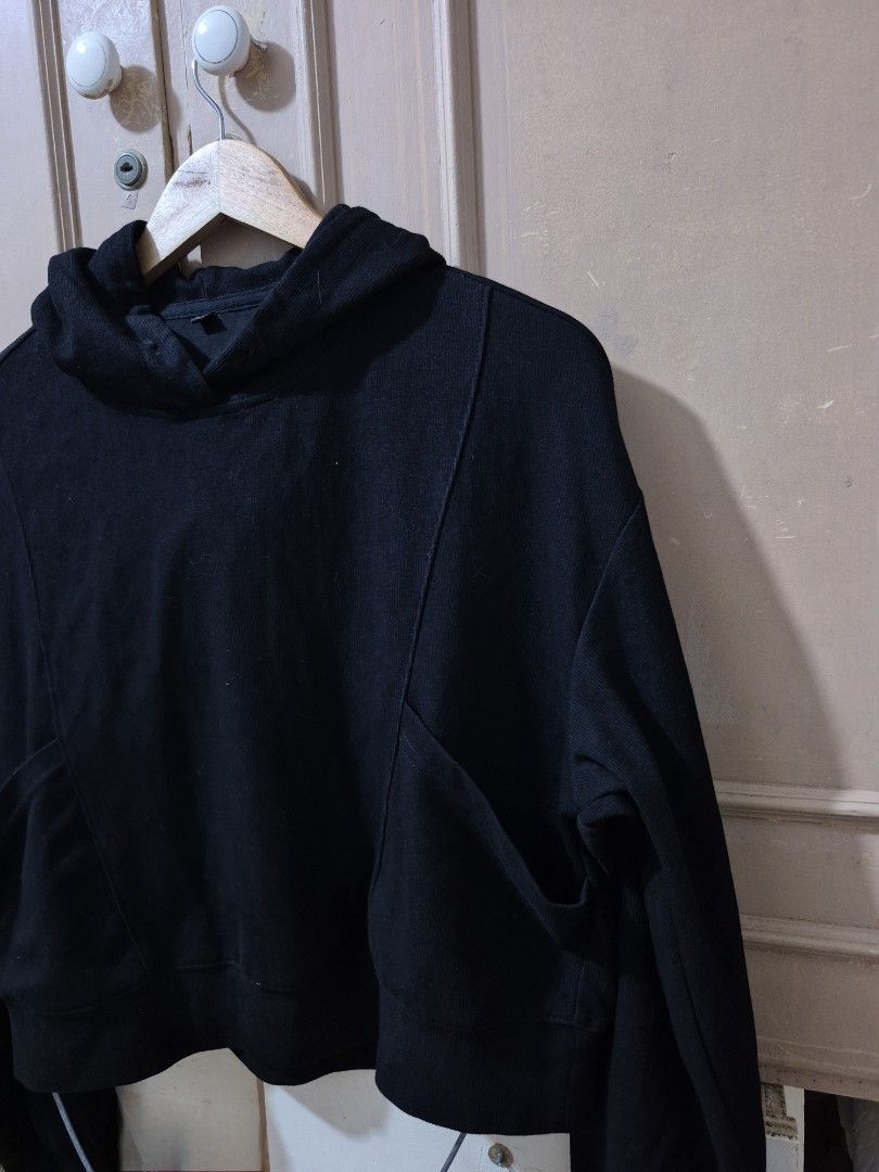 Black Cropped Hoodie pullover with Side Pockets | Size M-L (Category: Coats, Jackets and Outerwear) located in Talavera. Submitted by _erboutique (Listing ID 1421304692, Image 2). Description: Size: Fits M-L (L on tag) - Relaxed, oversized fit with drop shoulders - Cropped length (hits above hips) - Built-in side pockets for convenience - Stretchable fabric for comfort - Hooded design with classic neckline - Solid black color that pairs easily wi