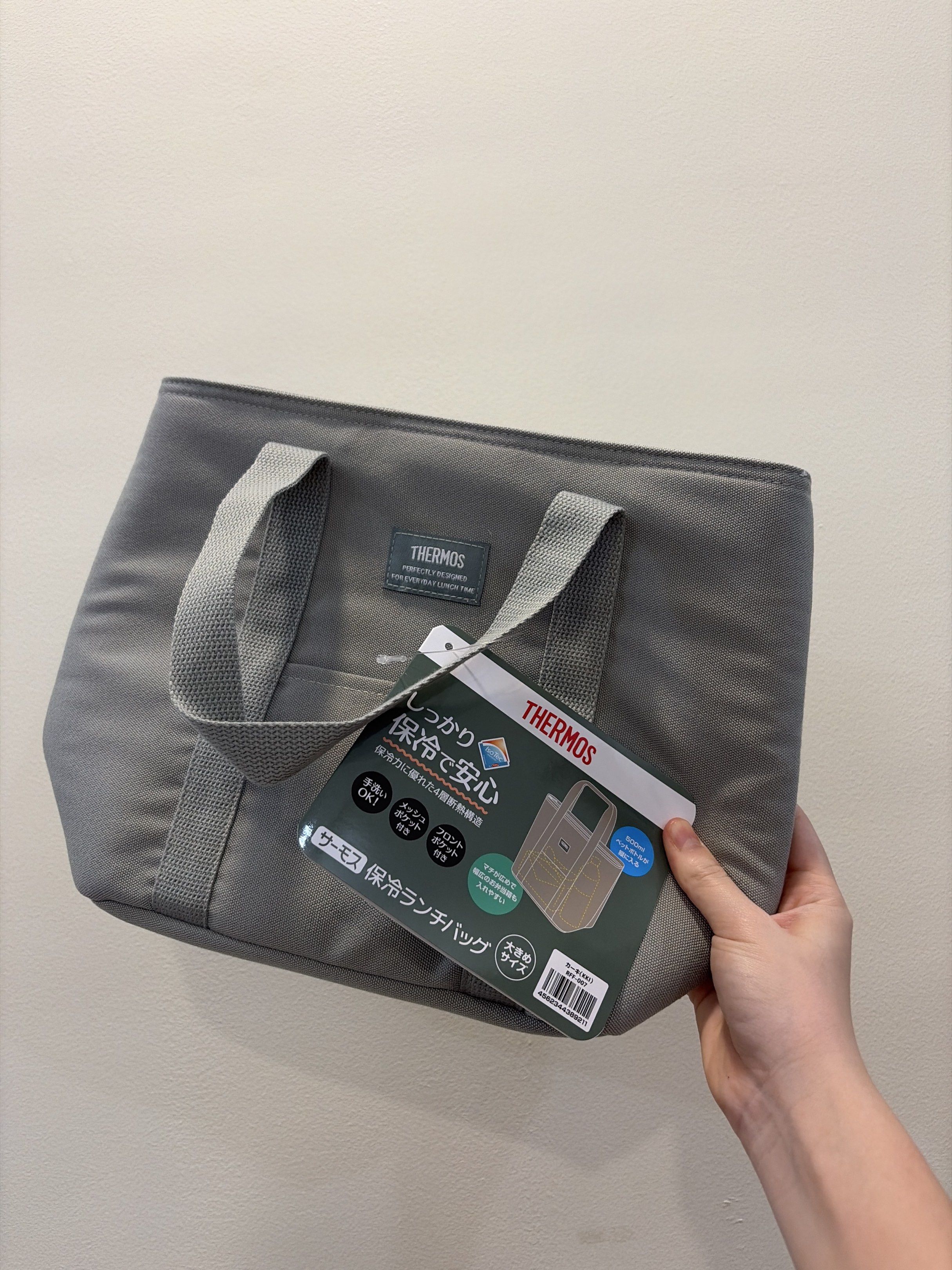 BNWT Thermos Insulated Lunch Bag (Category: Purses & Pouches) located in Manila. Submitted by gogglesss (Listing ID 1421327211, Image 3). Description: - Gray Thermos lunch bag - Zippered main compartment - Side pocket - Easy-carry handle - Insulated design - Keeps food fresh - Brand new with tag.