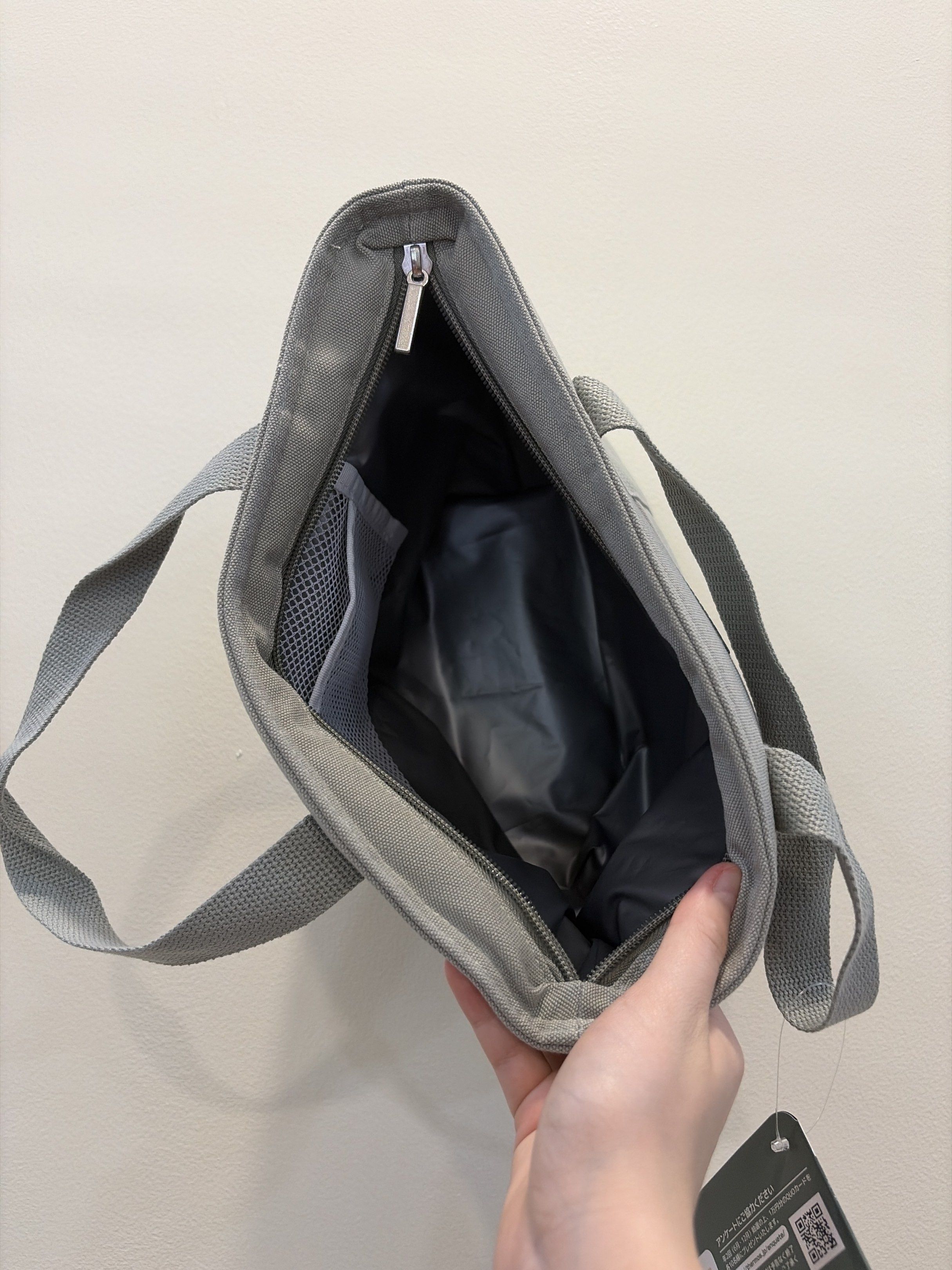 BNWT Thermos Insulated Lunch Bag (Category: Purses & Pouches) located in Manila. Submitted by gogglesss (Listing ID 1421327211, Image 2). Description: - Gray Thermos lunch bag - Zippered main compartment - Side pocket - Easy-carry handle - Insulated design - Keeps food fresh - Brand new with tag.