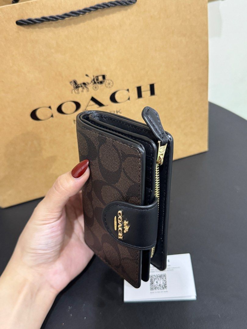 Brandnew Coach Bifold Wallet (Category: Luxury Bags & Wallets) located in Caloocan City. Submitted by pocketstyle (Listing ID 1421416396, Image 2). Description: New arrival 🇨🇦 100% original Money back guaranteed.