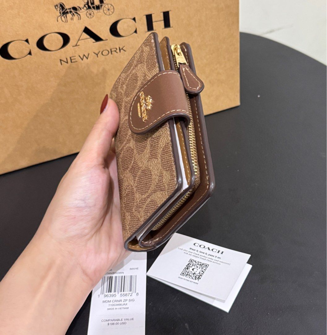 Brandnew Coach Medium Bifold (Category: Luxury Bags & Wallets) located in Caloocan City. Submitted by pocketstyle (Listing ID 1421415526, Image 2). Description: New arrival 🇨🇦 100% original Money back guaranteed.