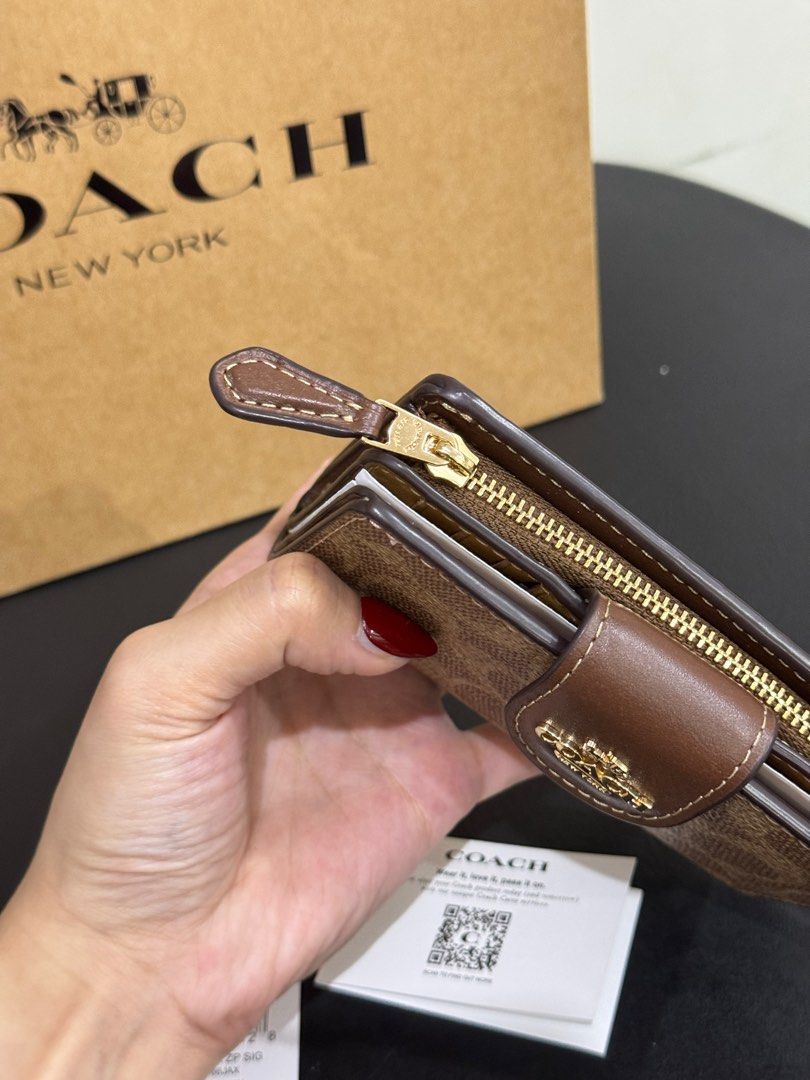 Brandnew Coach Medium Bifold (Category: Luxury Bags & Wallets) located in Caloocan City. Submitted by pocketstyle (Listing ID 1421415526, Image 3). Description: New arrival 🇨🇦 100% original Money back guaranteed.