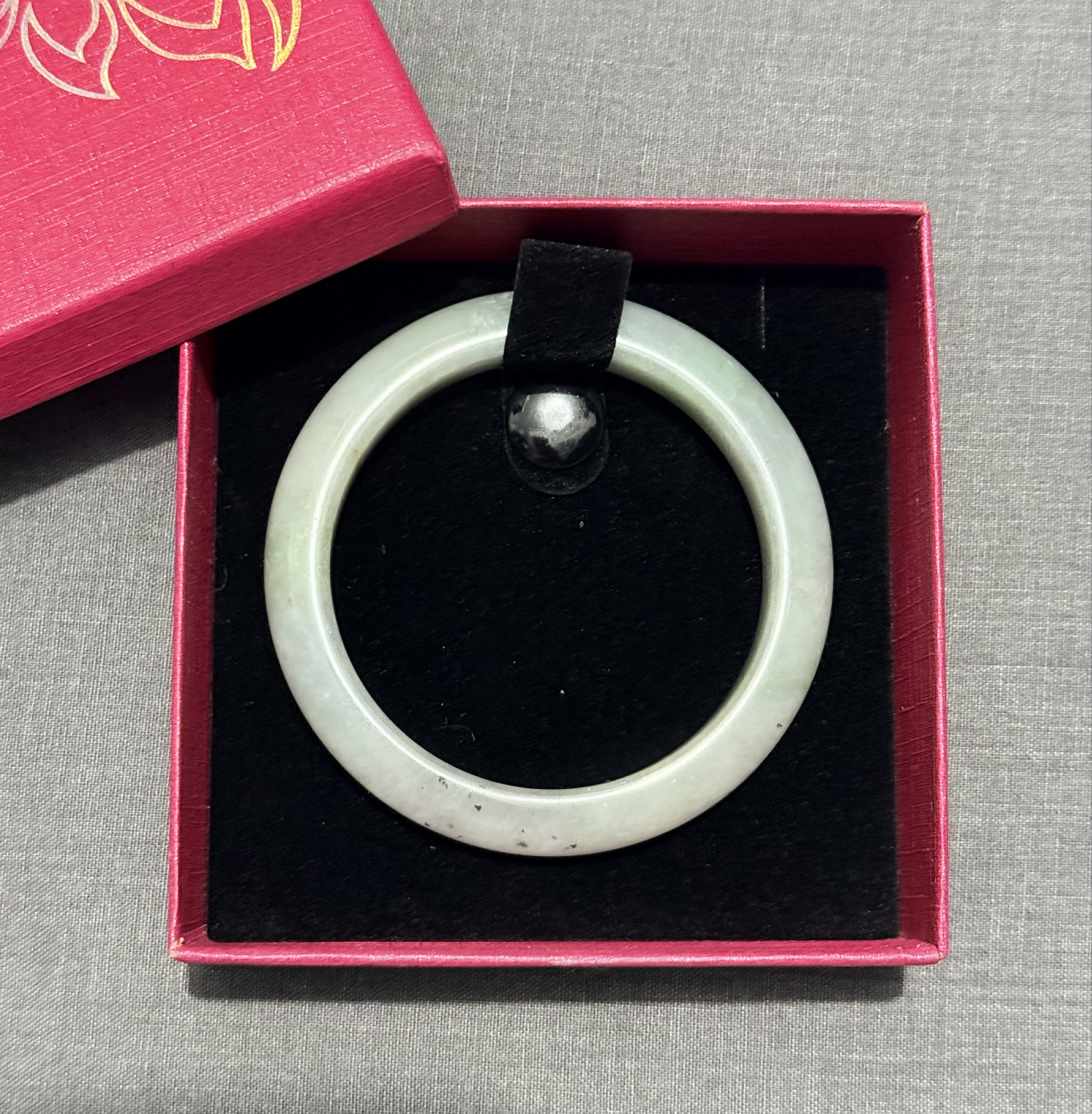 Authentic Jade Bangle (Category: Other Accessories) located in Las Pinas. Submitted by aubryan (Listing ID 1421431851, Image 3). Description: From China Burmese Jade Bangle Size: 52.1 mm (best for slim wrist) With box & Certificate of Authenticity Super mura na po compare sa store dito Pinas starting price 10k .