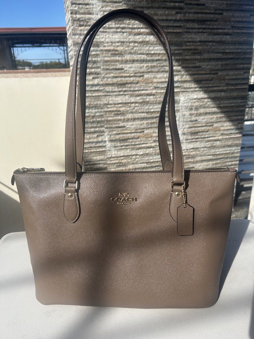 Coach Gallery Tote Bag (Category: Luxury Bags & Wallets) located in Imus. Submitted by ms_hoarder (Listing ID 1421299316, Image 1). Description: Coach Lth Gallery Tote Bag in dark stone color. Features a zip closure, exterior and interior pockets. Includes a Coach hangtag. Made in the Philippines. The bag has a spacious interior and a classic design, suitable for everyday use..
