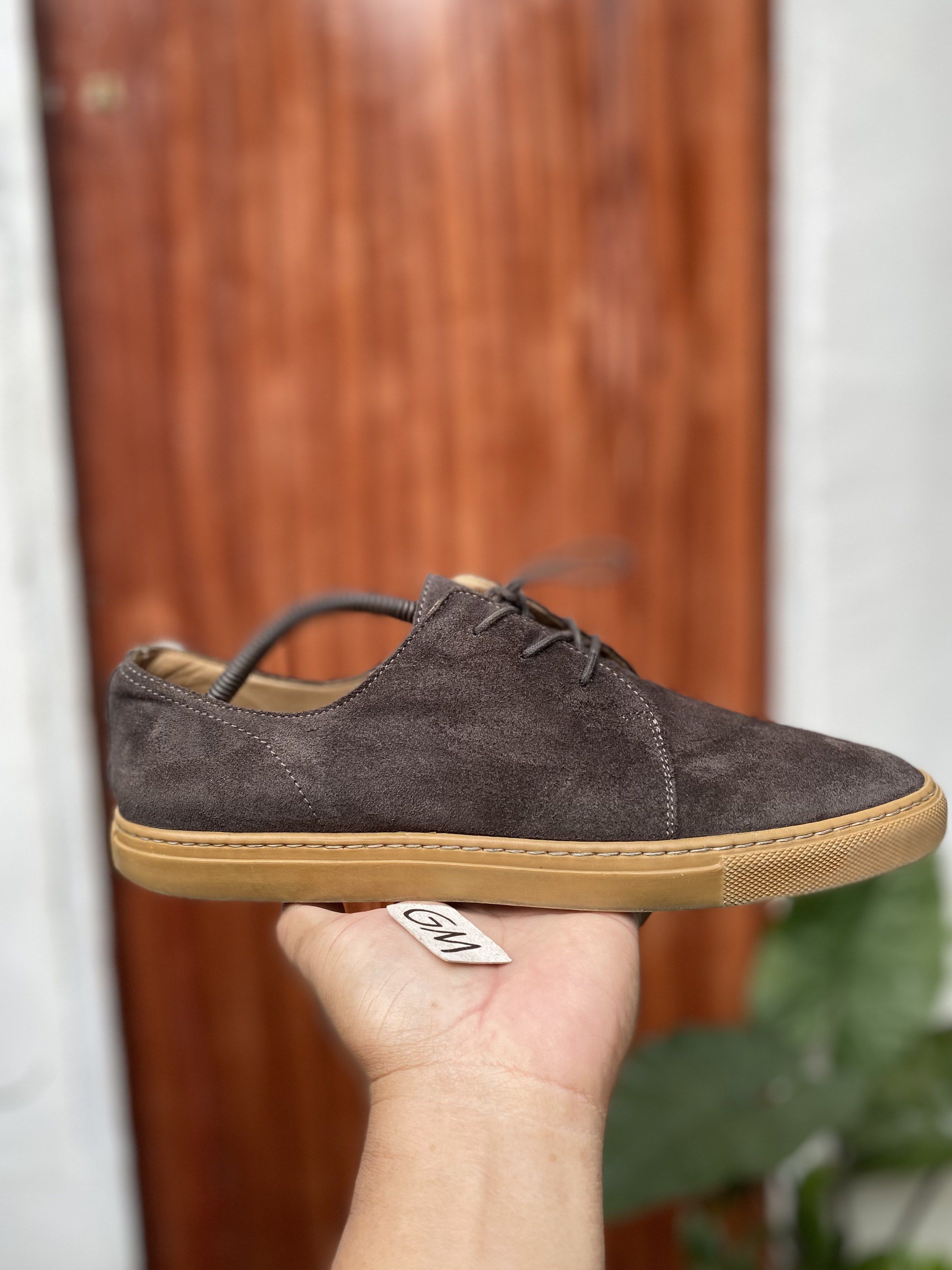 Common Project Leather Sneaker (Category: Sneakers) located in Cebu City. Submitted by freemoon.b85e0c (Listing ID 1421358979, Image 2). Description: Common Projects Leather Sneakers Legit/2nd hand Size 40 fits 8 us mens Price 1550 plus sf Slight drags.