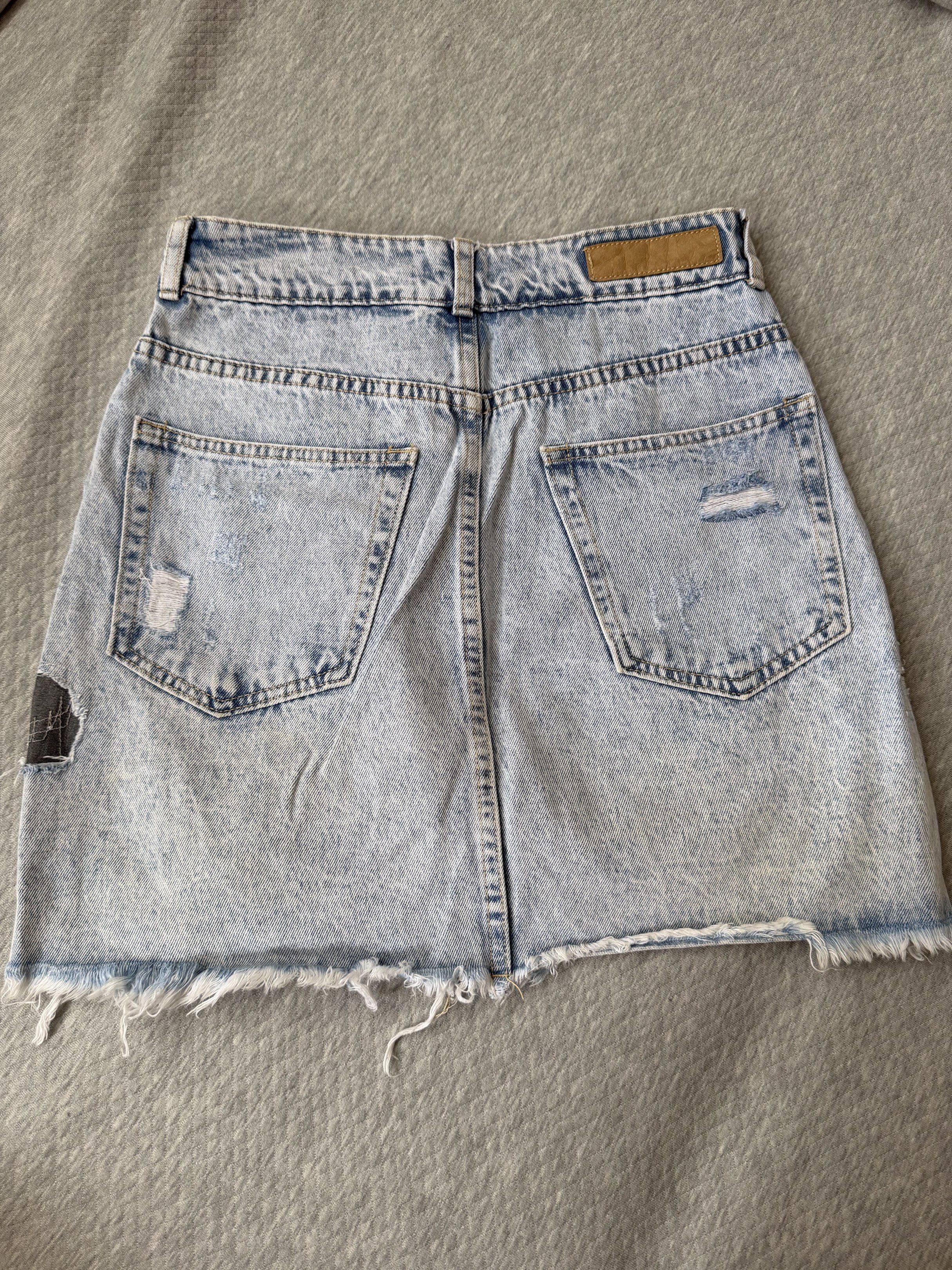 Cotton On Distressed Denim Skirt (Category: Skirts) located in Manila. Submitted by qfayeeeee (Listing ID 1421340420, Image 3). Description: Size Ref: Waist - 28" Length - 16" - Cotton On denim skirt - Distressed design - Classic five-pocket style - Button closure - Light wash - Raw hem - Size: AUS 8 / USA 4 / EUR 36 - Made in China Super favorite ko to kasi ang ganda ng fit niya, kasoooo hindi na siya kasya sa akin 🥲.