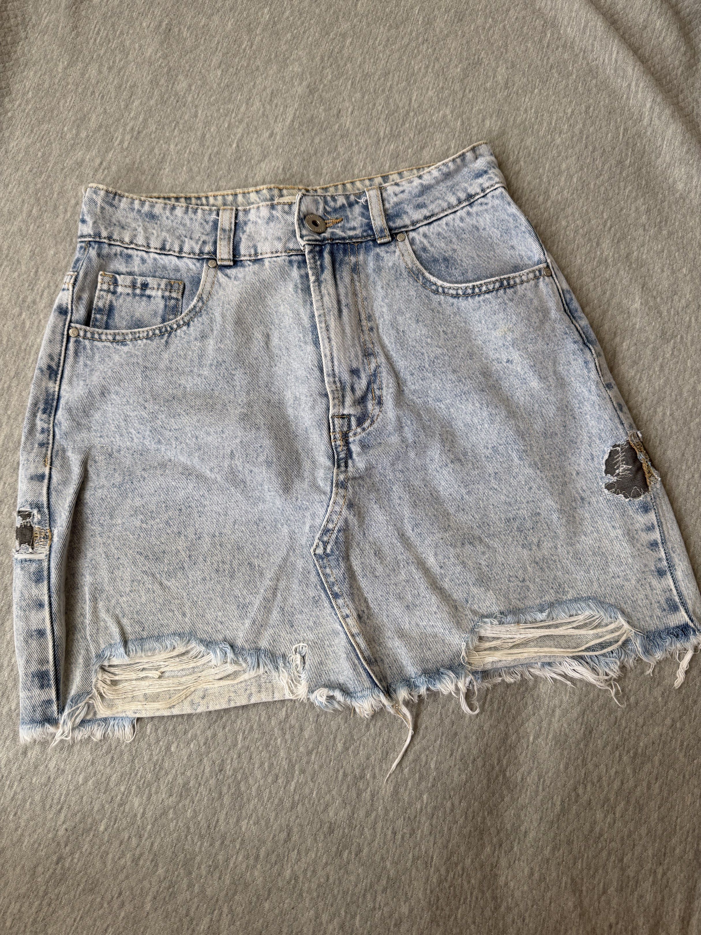 Cotton On Distressed Denim Skirt (Category: Skirts) located in Manila. Submitted by qfayeeeee (Listing ID 1421340420, Image 1). Description: Size Ref: Waist - 28" Length - 16" - Cotton On denim skirt - Distressed design - Classic five-pocket style - Button closure - Light wash - Raw hem - Size: AUS 8 / USA 4 / EUR 36 - Made in China Super favorite ko to kasi ang ganda ng fit niya, kasoooo hindi na siya kasya sa akin 🥲.