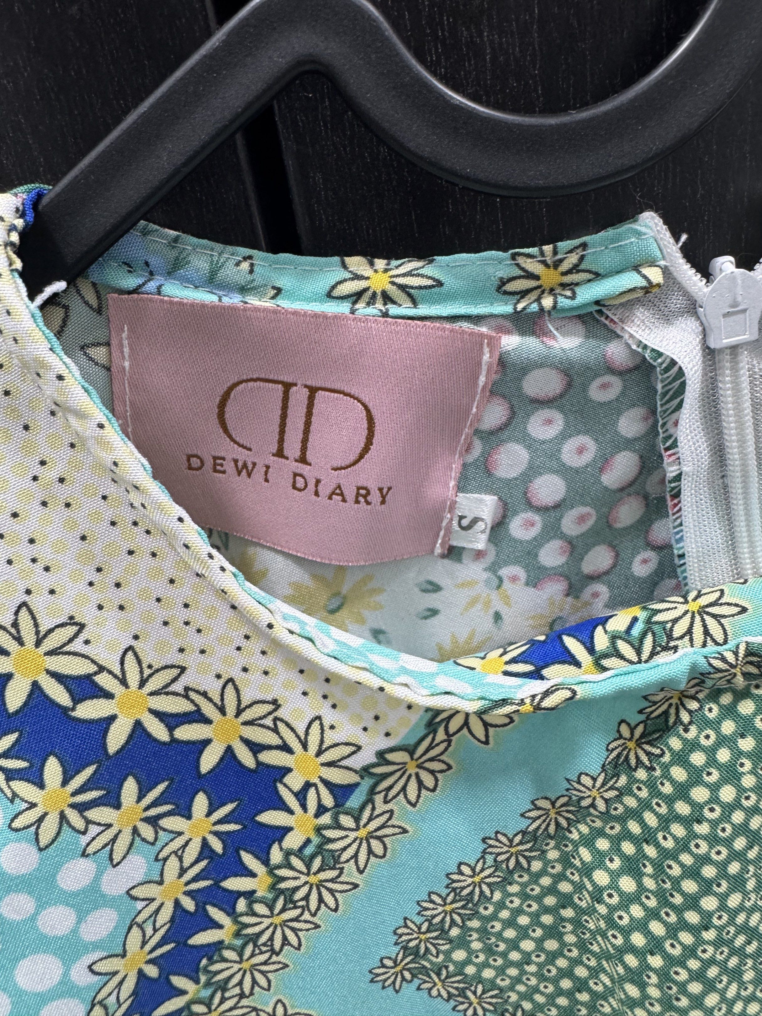 Dewi Diary Patchwork raya edition (Category: Baju Kurung & sets) located in Kuala Lumpur. Submitted by eirapreloved (Listing ID 1421322342, Image 2). Description: - Dewi Diary set kurung - Size: S - Design: Patchwork with blue, green, and white patterns - Features: Long sleeves, round neckline, back zipper.