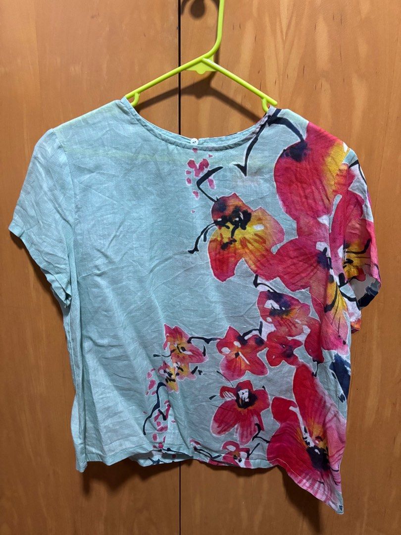 Tops (Category: Blouses) located in Singapore. Submitted by secretguest (Listing ID 1421420321, Image 3). Description: .