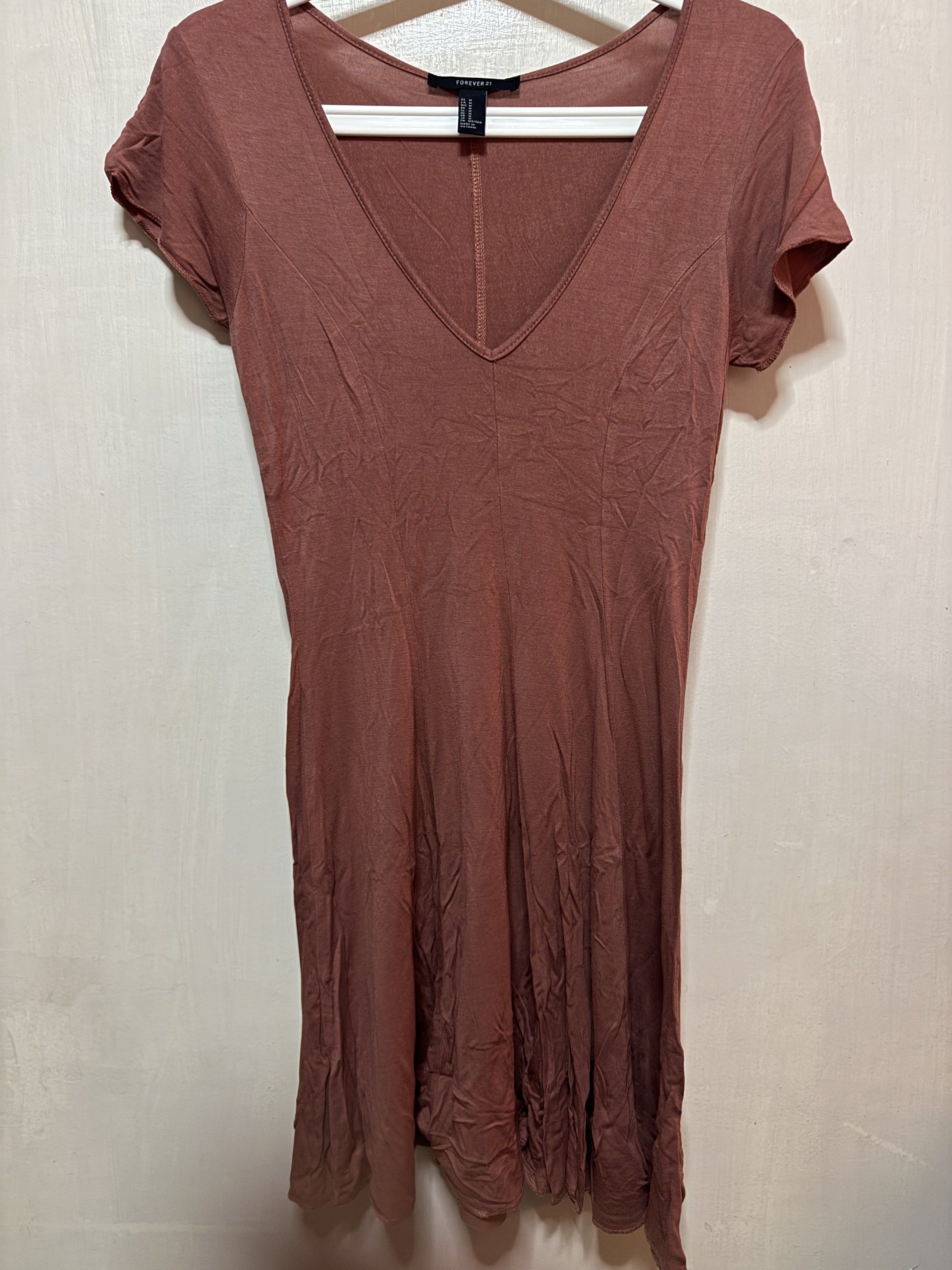 Forever 21 V-Neck Dress - Size M (Category: Dresses) located in Las Pinas. Submitted by gelds (Listing ID 1421349260, Image 2). Description: Dress from Forever 21 features a flattering V-neck design. It is a solid color and has short sleeves. The dress is a size M. Made in Vietnam..