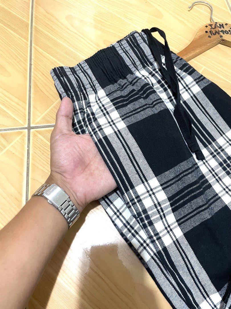 GU Flannel Chef Pants - Checkered (Category: Trousers) located in Manila. Submitted by itsmeian89 (Listing ID 1421426156, Image 3). Description: - GU Flannel Chef Checkered Pants - Classic black and white checkered pattern - Size: L - Relaxed fit - Elastic waistband with drawstring - Single back pocket - Material: Cotton AS NEW CONDITION❗️ LARGE ON TAG❗️ 28 - 32 WAIST DIMENSIONS❗️ 37.5 LENGTH DIMENSIONS❗️ 7.5 HEM DIMENSION❗️ 9.8 OVER 10 CONDITION