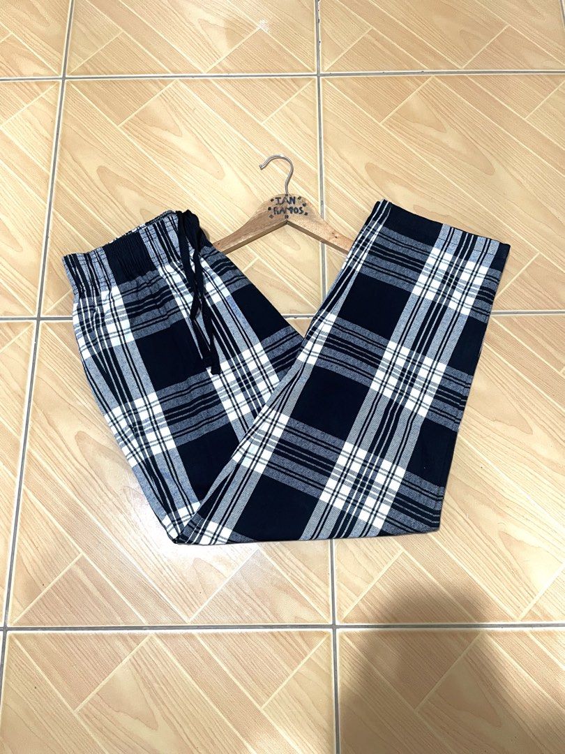 GU Flannel Chef Pants - Checkered (Category: Trousers) located in Manila. Submitted by itsmeian89 (Listing ID 1421426156, Image 1). Description: - GU Flannel Chef Checkered Pants - Classic black and white checkered pattern - Size: L - Relaxed fit - Elastic waistband with drawstring - Single back pocket - Material: Cotton AS NEW CONDITION❗️ LARGE ON TAG❗️ 28 - 32 WAIST DIMENSIONS❗️ 37.5 LENGTH DIMENSIONS❗️ 7.5 HEM DIMENSION❗️ 9.8 OVER 10 CONDITION