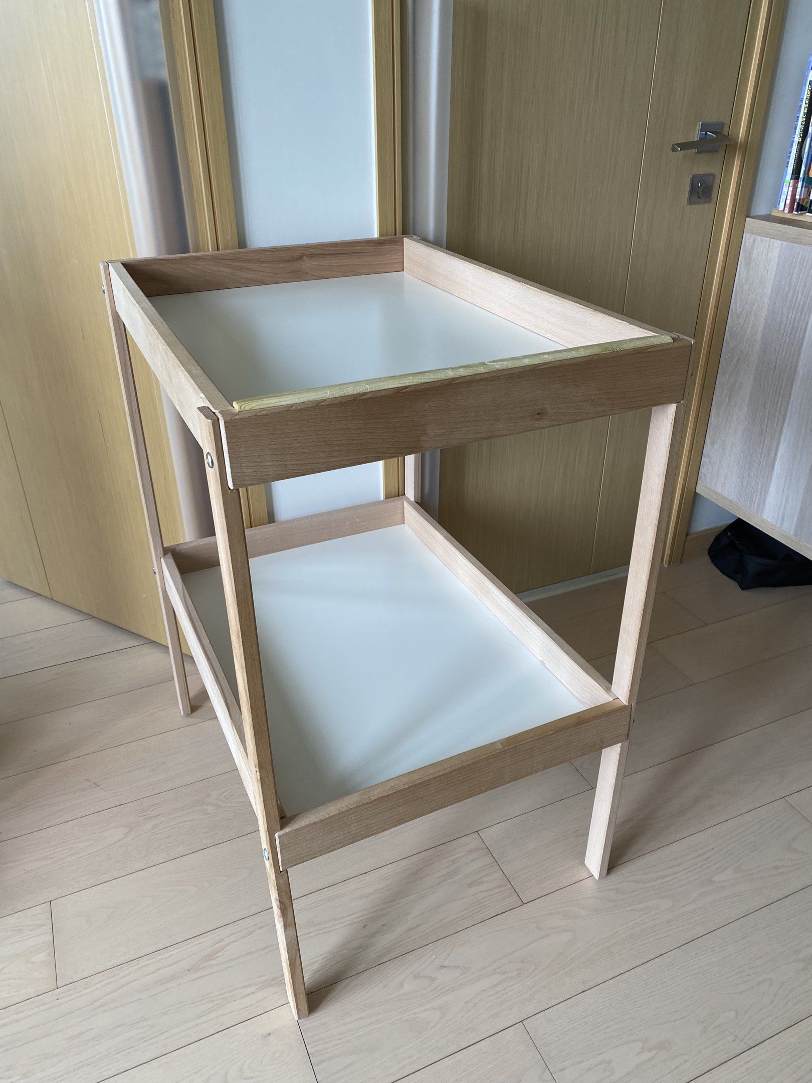 IKEA Changing Table （分類：兒童傢具 - 換尿片）位於 Hong Kong。 由 wnechg 提交（商品編號 1421360893，圖片 2）。簡介： Wooden changing table with two shelves. Lightly used. Dimensions are 53cm (width) x 72cm (depth) x 87cm (height).。