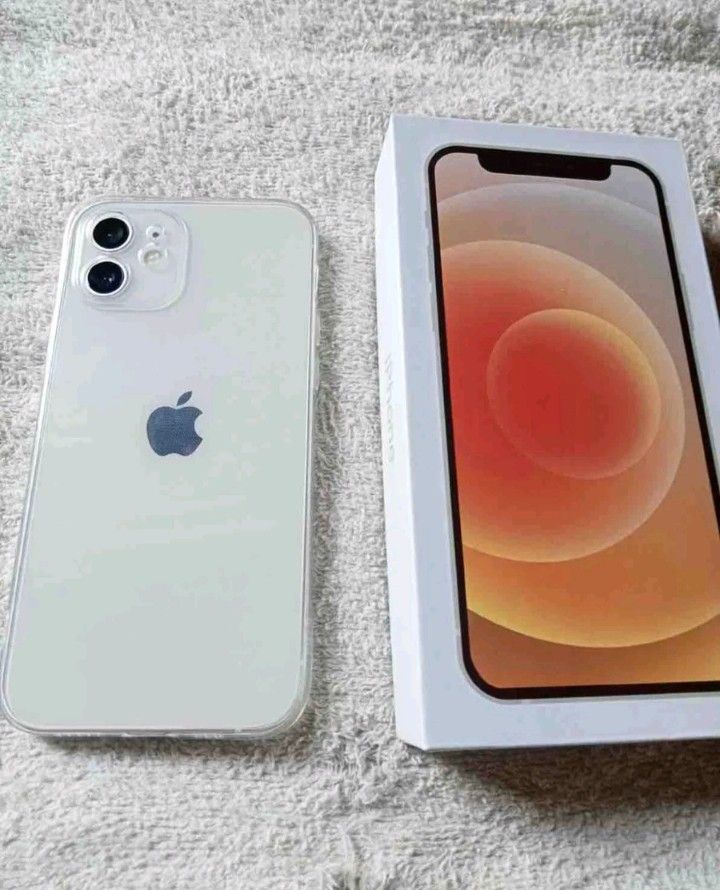 Iphone 12 (Category: iPhone 12 Series) located in Imelda. Submitted by japansurpluscollection (Listing ID 1421400683, Image 3). Description: Pre owned iphone 12 with gift box include free charger , Magnetic charger , Airpods,Powerbank, pin.