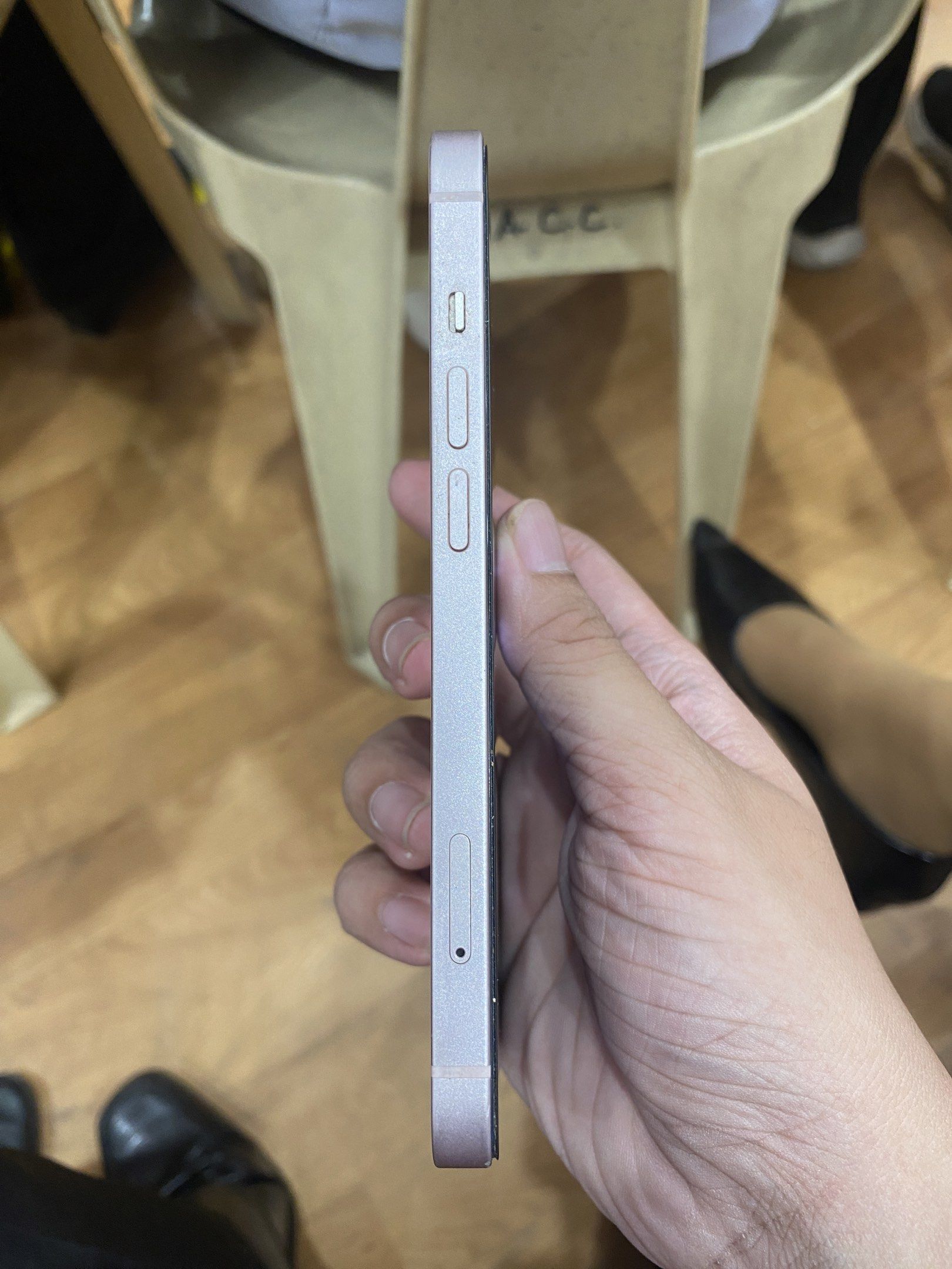 Iphone 13 pink 128gb (Category: iPhone 13 Series) located in Taguig. Submitted by cali_thrift (Listing ID 1421359591, Image 3). Description: Good condition Pinalitan ng battery (original battery) May pink na guhit na nalabas pero di naman nagsstay Can do meet up Inclusion : case, charger and unit with box Imus cavite loc 14,500 slight nego .
