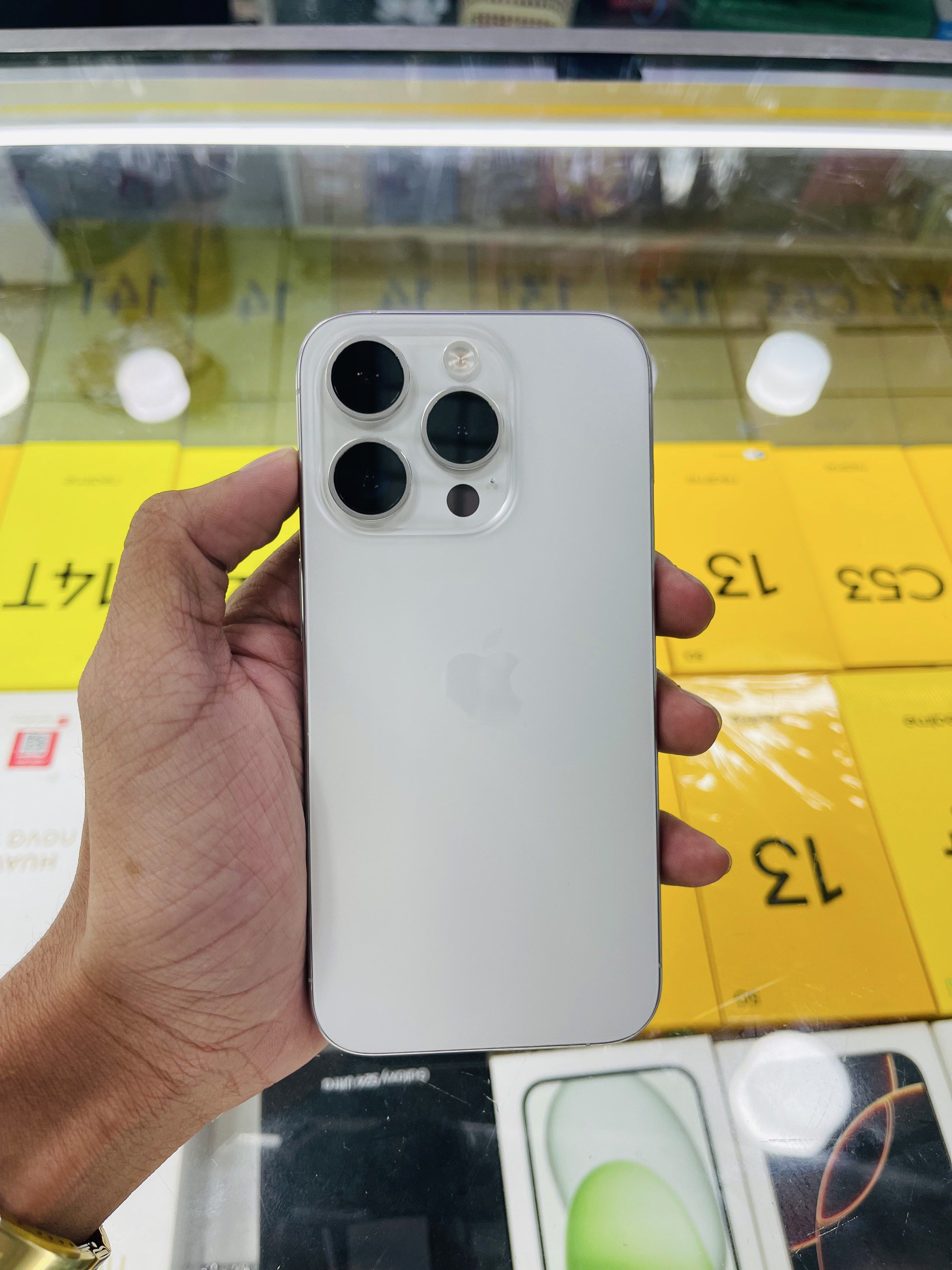 iPhone 15 Pro 1TB , 100% batt, Cycle 52 (Category: iPhone 15 Series) located in Manila. Submitted by oddlion-e6f6 (Listing ID 1421409692, Image 1). Description: For Sale: Secondhand❗️❗️ 👨🏻‍💻iPhone 15 Pro 👨🏻‍💻Storage: 1TBGB 👨🏻‍💻Baterry Health:100% 👨🏻‍💻iOS Version 18.5 👨🏻‍💻Open Line 👨🏻‍💻Color: White 👨🏻‍💻Cycle Count: 52 ✅ No Issue or Repair History 📌Inclusion:Unit,Charger, Tempered, Clear Case Price: 45,500❗️❗️❗️ We Ship Luzon,