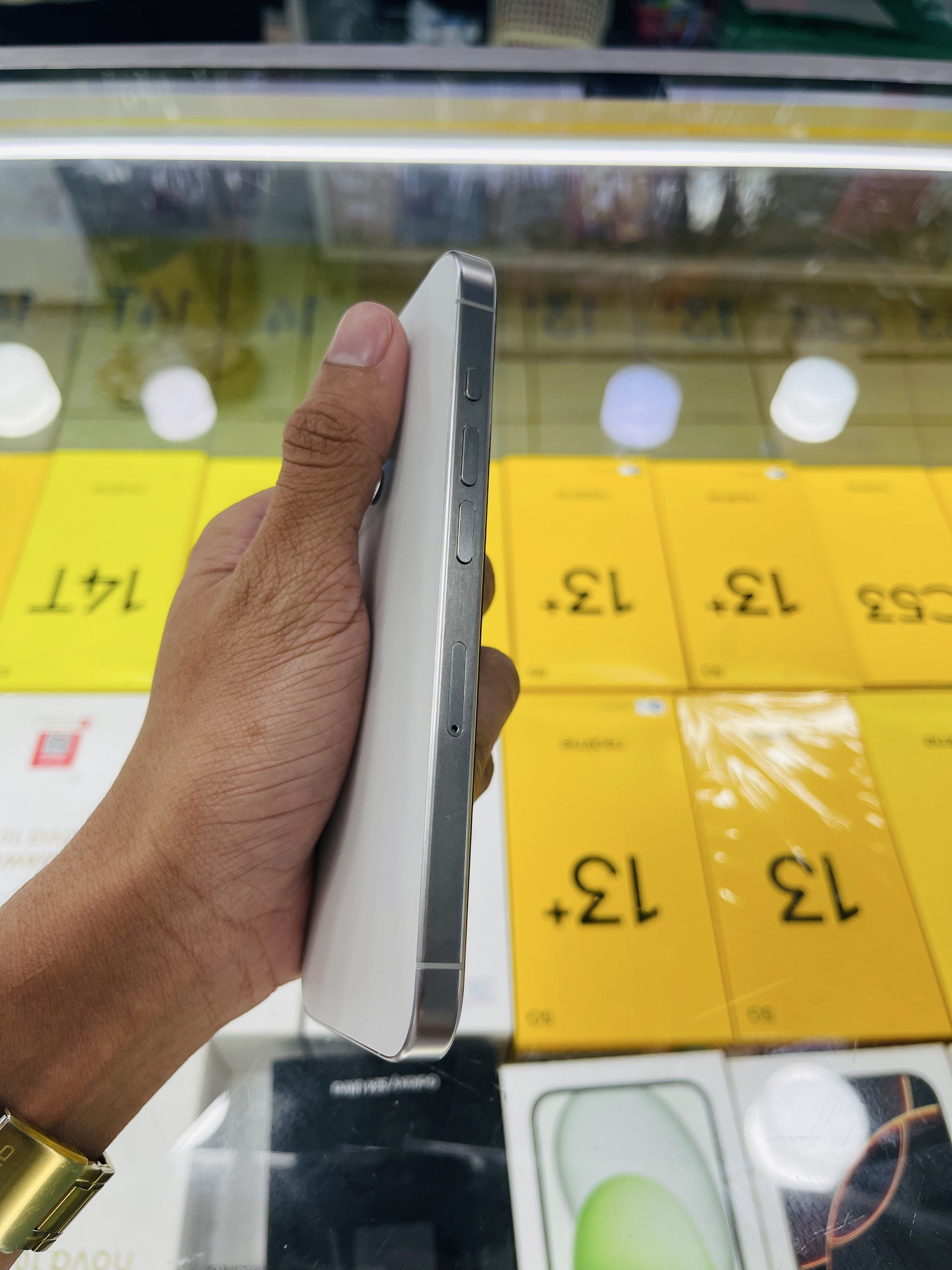 iPhone 15 Pro 1TB , 100% batt, Cycle 52 (Category: iPhone 15 Series) located in Manila. Submitted by oddlion-e6f6 (Listing ID 1421409692, Image 3). Description: For Sale: Secondhand❗️❗️ 👨🏻‍💻iPhone 15 Pro 👨🏻‍💻Storage: 1TBGB 👨🏻‍💻Baterry Health:100% 👨🏻‍💻iOS Version 18.5 👨🏻‍💻Open Line 👨🏻‍💻Color: White 👨🏻‍💻Cycle Count: 52 ✅ No Issue or Repair History 📌Inclusion:Unit,Charger, Tempered, Clear Case Price: 45,500❗️❗️❗️ We Ship Luzon,