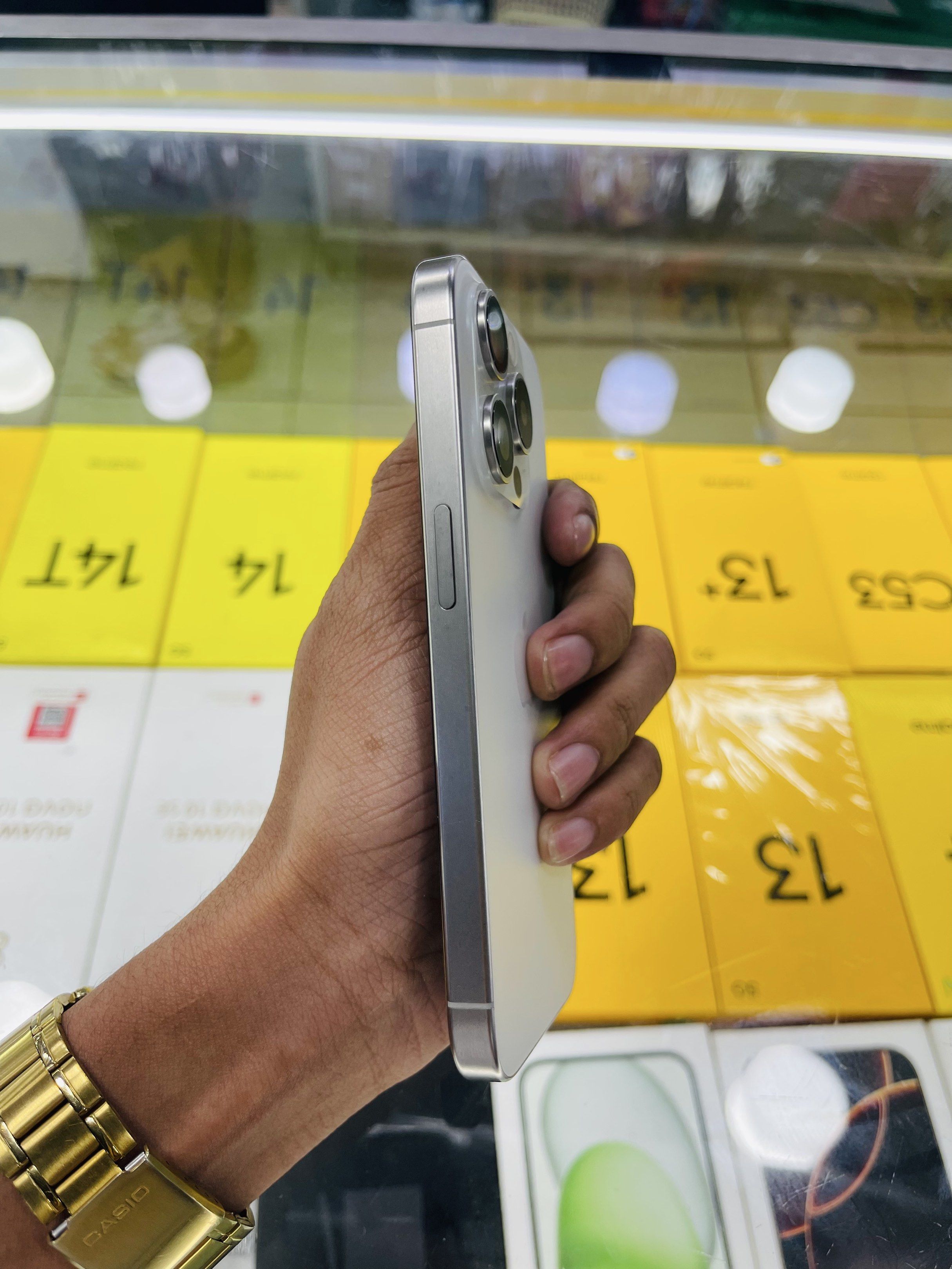 iPhone 15 Pro 1TB , 100% batt, Cycle 52 (Category: iPhone 15 Series) located in Manila. Submitted by oddlion-e6f6 (Listing ID 1421409692, Image 2). Description: For Sale: Secondhand❗️❗️ 👨🏻‍💻iPhone 15 Pro 👨🏻‍💻Storage: 1TBGB 👨🏻‍💻Baterry Health:100% 👨🏻‍💻iOS Version 18.5 👨🏻‍💻Open Line 👨🏻‍💻Color: White 👨🏻‍💻Cycle Count: 52 ✅ No Issue or Repair History 📌Inclusion:Unit,Charger, Tempered, Clear Case Price: 45,500❗️❗️❗️ We Ship Luzon,