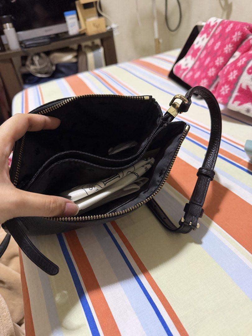 Kate Spade Black Crossbody Bag (Category: Cross-body Bags) located in Manila. Submitted by diannenjs (Listing ID 1421411992, Image 3). Description: - Black Kate Spade crossbody bag - Zippered closure for security - Adjustable strap for a custom fit - Interior with multiple compartments for organization - Crafted from genuine leather - Elegant gold-toned hardware - Features the Kate Spade logo - Authentic and stylish Like new! Pebble leather Payme