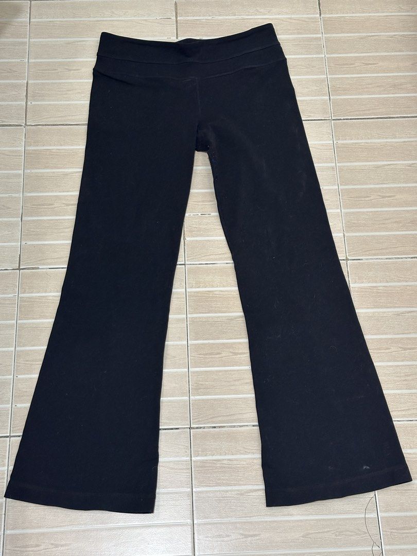 Lululemon Flare Yoga Pants Size 6 (Category: Activewear) located in Quezon City. Submitted by tatuz04 (Listing ID 1421343465, Image 1). Description: - Lululemon flare yoga pants - Size 6 - Features Lululemon logo - Wide leg opening - Made of soft, stretchy material - Perfect for yoga or everyday wear.