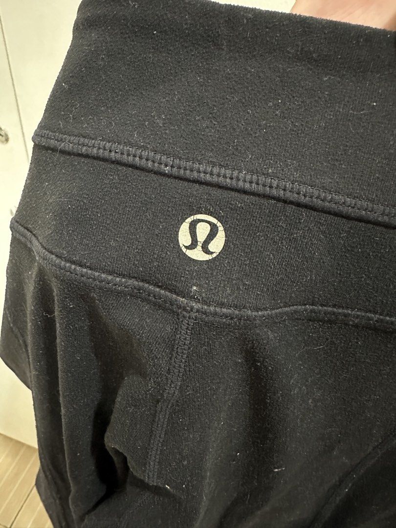 Lululemon Flare Yoga Pants Size 6 (Category: Activewear) located in Quezon City. Submitted by tatuz04 (Listing ID 1421343465, Image 2). Description: - Lululemon flare yoga pants - Size 6 - Features Lululemon logo - Wide leg opening - Made of soft, stretchy material - Perfect for yoga or everyday wear.