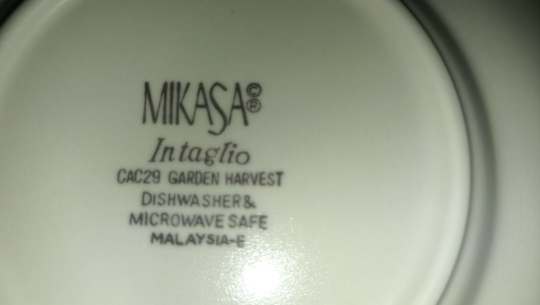 Mikasa Intaglio Garden Harvest Dinnerware Set (Category: Dinnerware & Cutlery) located in Munoz. Submitted by larryc1212 (Listing ID 1421427567, Image 2). Description: - Mikasa Intaglio Garden Harvest dinnerware set - Features a fruit design - Includes: - 1 serving plate (11 inches) - 4 smaller plates (6.5 inches) - Dishwasher safe - Microwave safe Item may include some scratches due to age, as is were is basis Item can be pick up in our Japan su