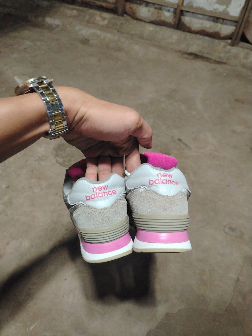 New Balance 574 Gray Pink Sneakers (Category: Sneakers) located in Midsalip. Submitted by shoesselector (Listing ID 1421383849, Image 3). Description: ✅For more details🗣️🗣️🗣️👟👟 ✅You can chat me or Make an offer New Balance 574 sneakers in gray and pink. Features the iconic 'N' logo on the sides. The size is EU 37.5. The shoes have white laces and a white sole. The heel area has the New Balance logo. The inner lining is pink..