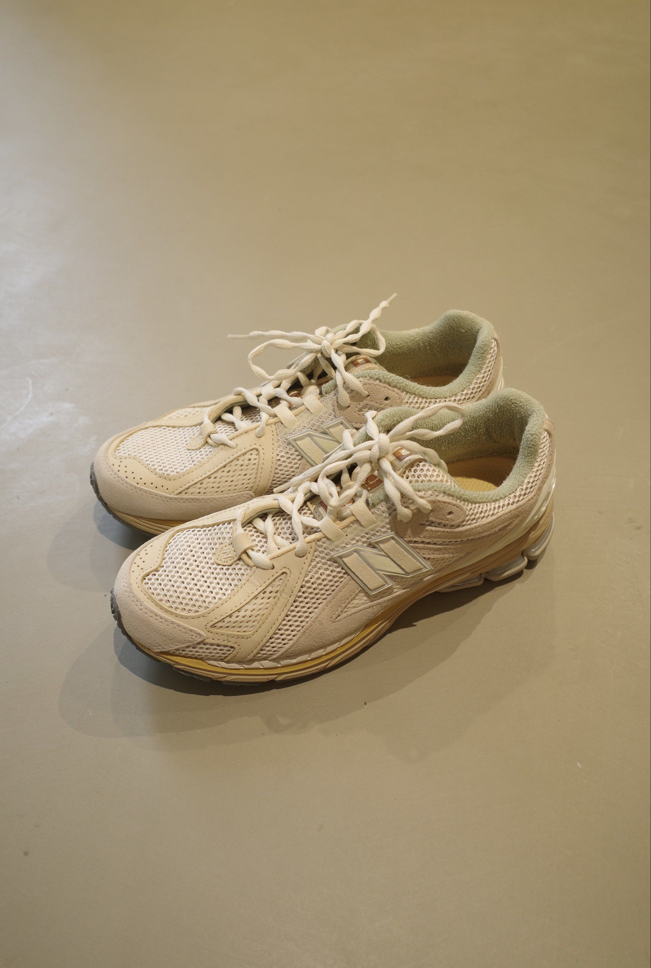 New Balance x Auralee 1906R (Bone White) (Category: Sneakers) located in Pasig City. Submitted by rinse___repeat (Listing ID 1421329518, Image 1). Description: New Balance x Auralee 1906R (Bone White) Cast in a washed out ‘bone white’ palette, the New Balance x Auralee 1906R are built from a combination of mesh, suede, and synthetic panels, delivering an old school aesthetic that is filtered through Auralee’s creative lens. Complete with ABZORB a