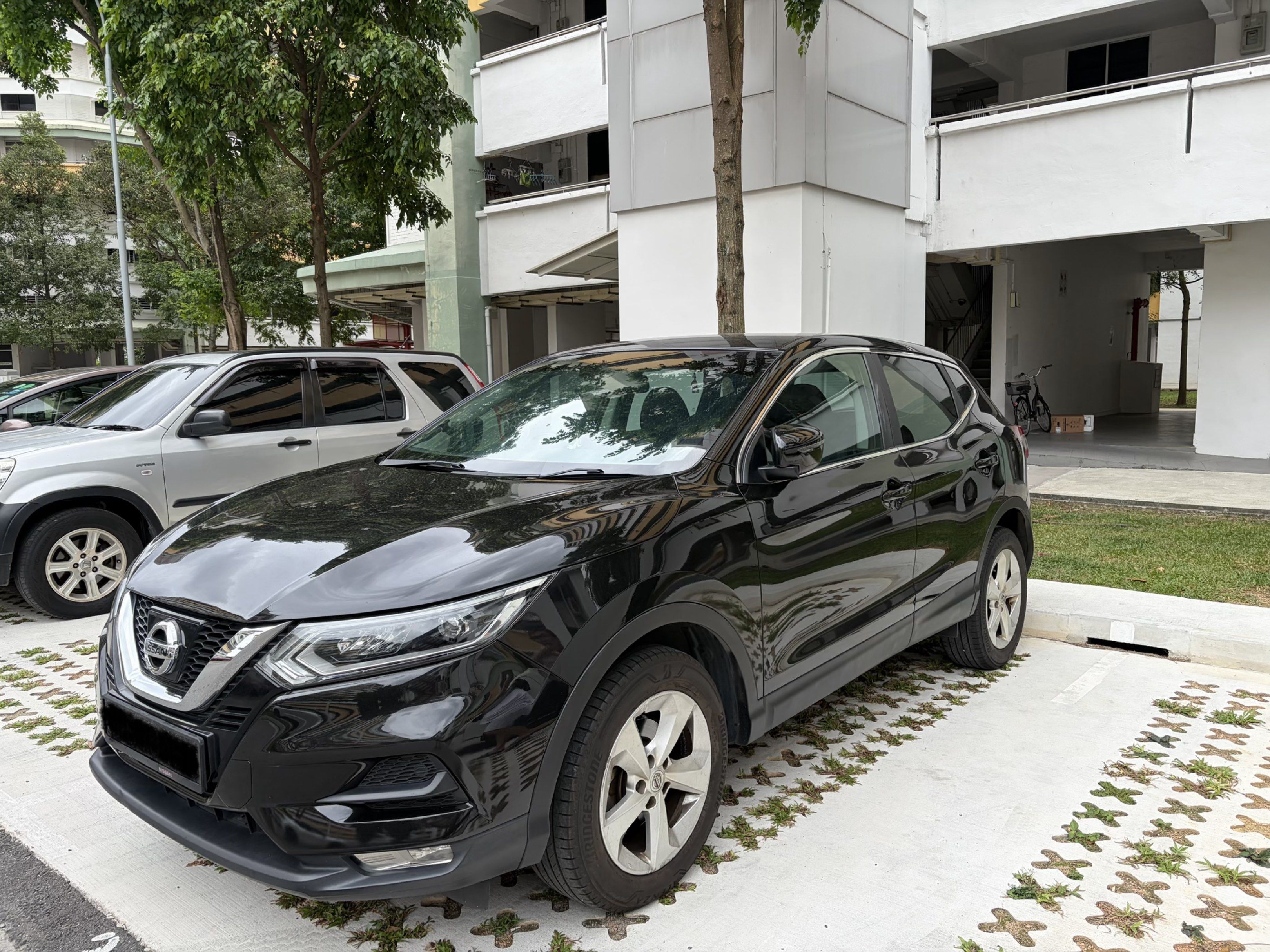 Nissan Qashqai 1.2 DIG-T CVT Auto (Category: Used Cars) located in Singapore. Submitted by cheapblindseller (Listing ID 1421335295, Image 3). Description: DIRECT OWNER ROAD TAX TILL FEB 2027 WELL MAINTAINED, ORIGINAL BLACK GLITTER PAINT **NO CONSIGNMENT / DEALER THANKS .