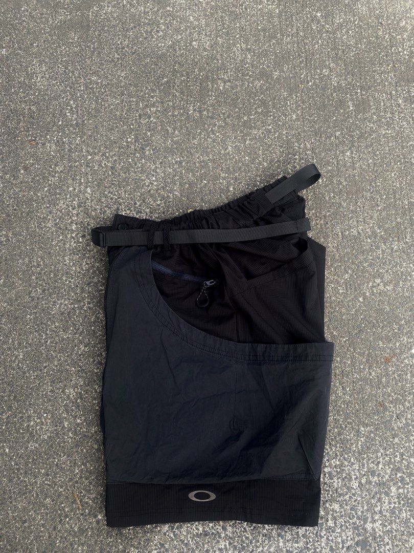 Oakley Software Black Cargo Utility Shorts XL (Category: Shorts) located in General Trias. Submitted by tuffstuff13 (Listing ID 1421389474, Image 3). Description: - Width (Elastic waistband/free waist) - Length 19 - Black Oakley software cargo utility shorts (XL) - Durable, textured fabric - Multiple pockets for storage - Built-in belt and elastic waistband for comfort - Button closure and drawstring - Unique design with overlapping panels - Oakl
