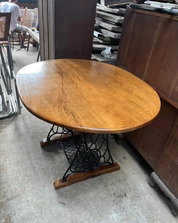 Oval Table with Singer Sewing Machine Base (Category: Tables & Sets) located in Manila. Submitted by carmelites36250 (Listing ID 1421376152, Image 2). Description: ANTIQUE TABLE 💟 4SEATERS 1PIECE MOLAVE TOP 42"X36" STAND ANTIQUE SPIDER SINGER SEWING MACHINE ...NEWLY REFURBISHED READY TO USE ☑️ PRICE-25,000 fix ☑️ .