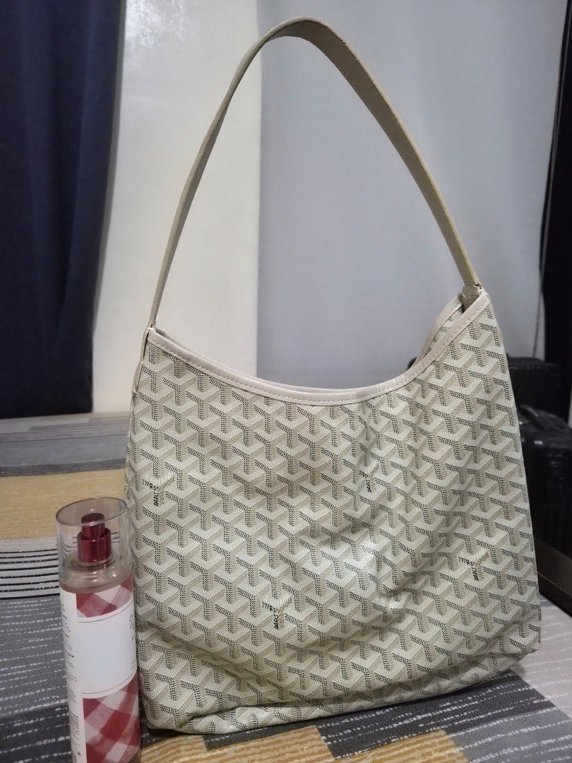 Shoulder bag (Category: Shoulder Bags) located in Cainta. Submitted by nahgr (Listing ID 1421398217, Image 3). Description: no cracks, no issues.