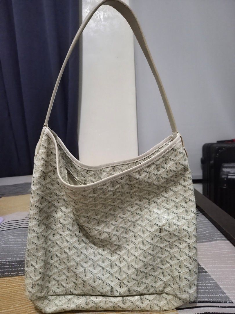 Shoulder bag (Category: Shoulder Bags) located in Cainta. Submitted by nahgr (Listing ID 1421398217, Image 1). Description: no cracks, no issues.