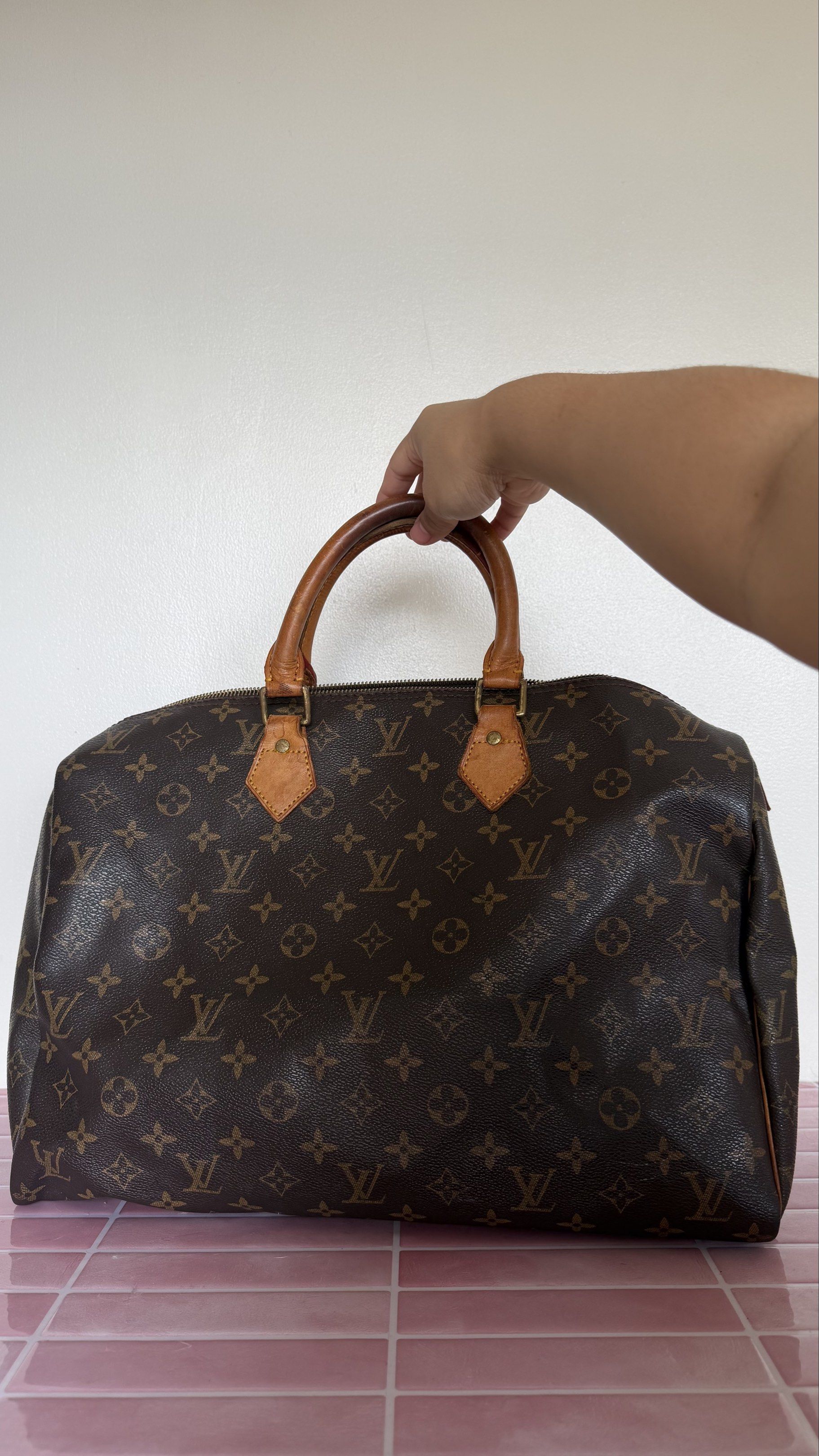 size 40 LV (Category: Luxury Bags & Wallets) located in Cebu City. Submitted by cloverseven23 (Listing ID 1421322704, Image 3). Description: .
