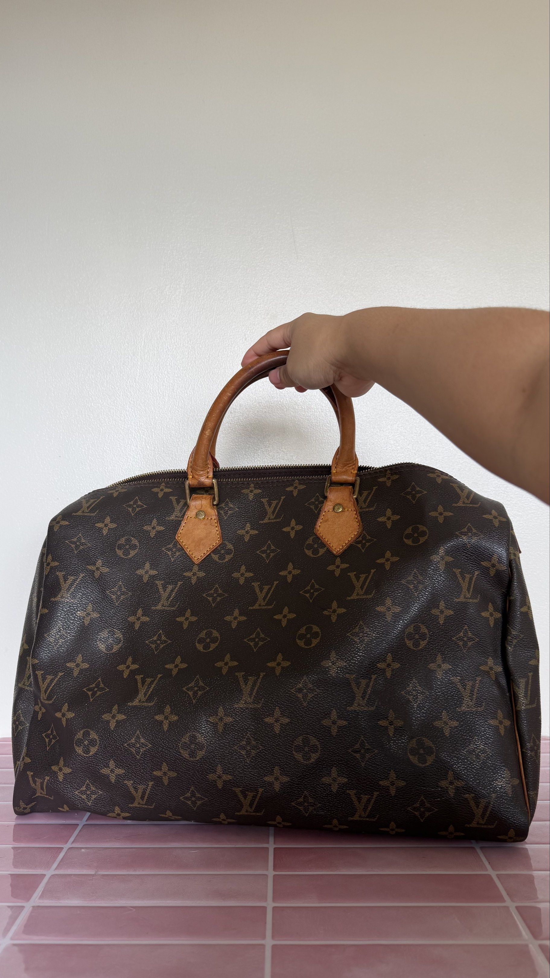 size 40 LV (Category: Luxury Bags & Wallets) located in Cebu City. Submitted by cloverseven23 (Listing ID 1421322704, Image 2). Description: .