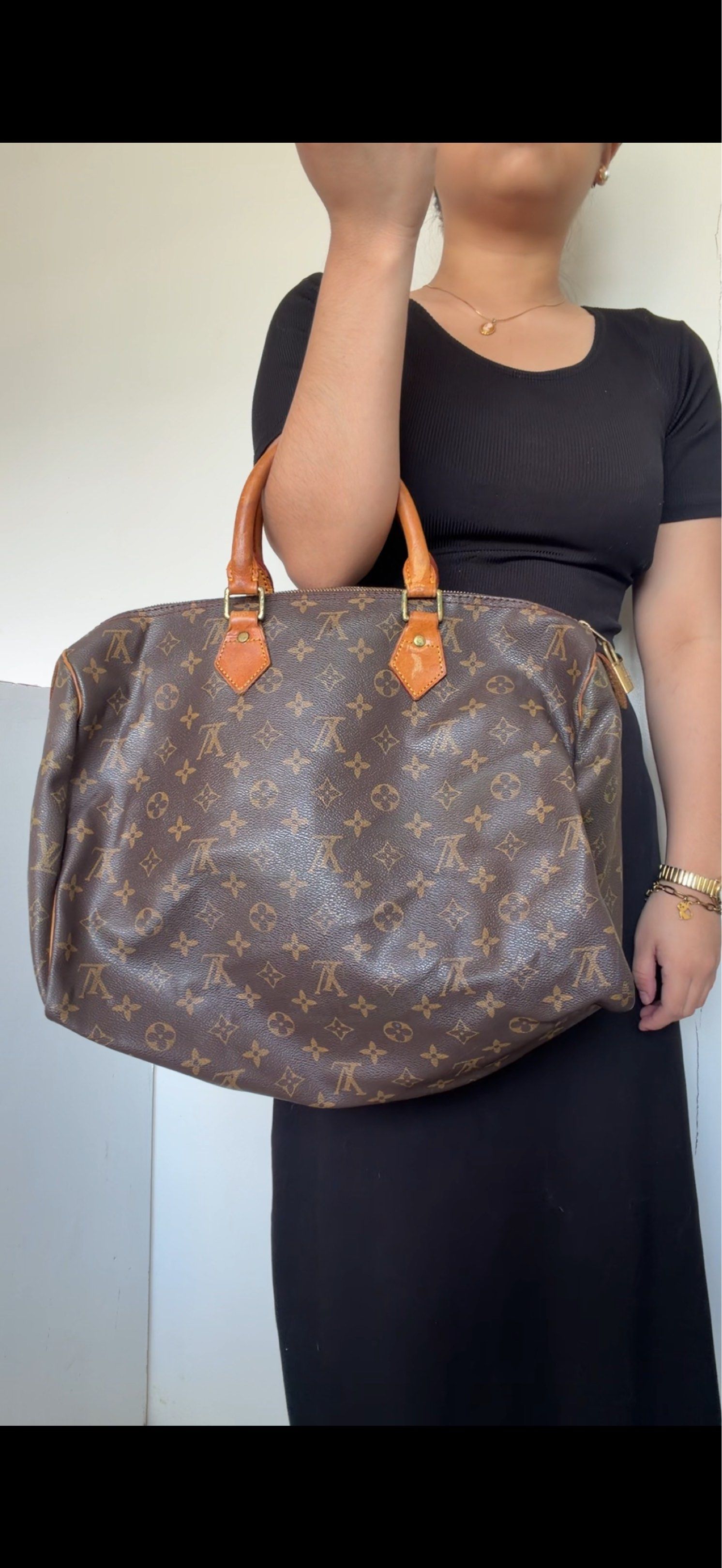 size 40 LV (Category: Luxury Bags & Wallets) located in Cebu City. Submitted by cloverseven23 (Listing ID 1421322704, Image 1). Description: .